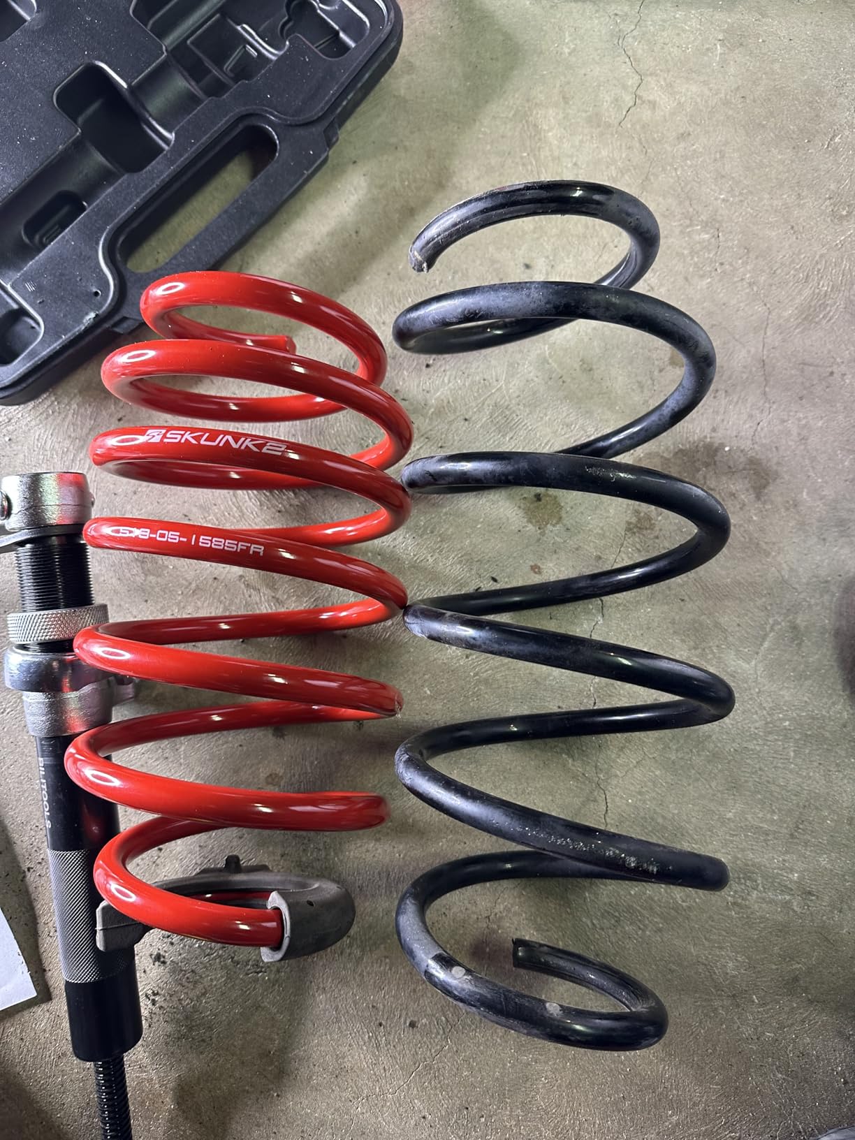 BILITOOLS 2-Piece Coil Spring Compressor Tool Heavy Duty Macpherson Strut Spring Compression Set with Safety Jaws and Holder, Max Load.2645LB customer photo 1