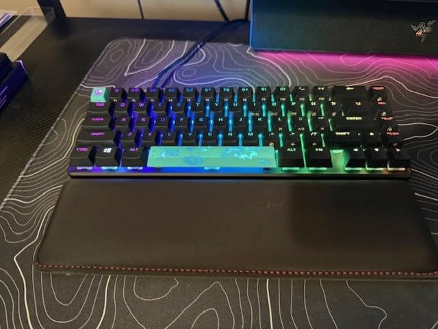 HyperX Wrist Rest - Tenkeyless - Cooling Gel - Memory Foam - Anti-Slip,Black customer photo 1