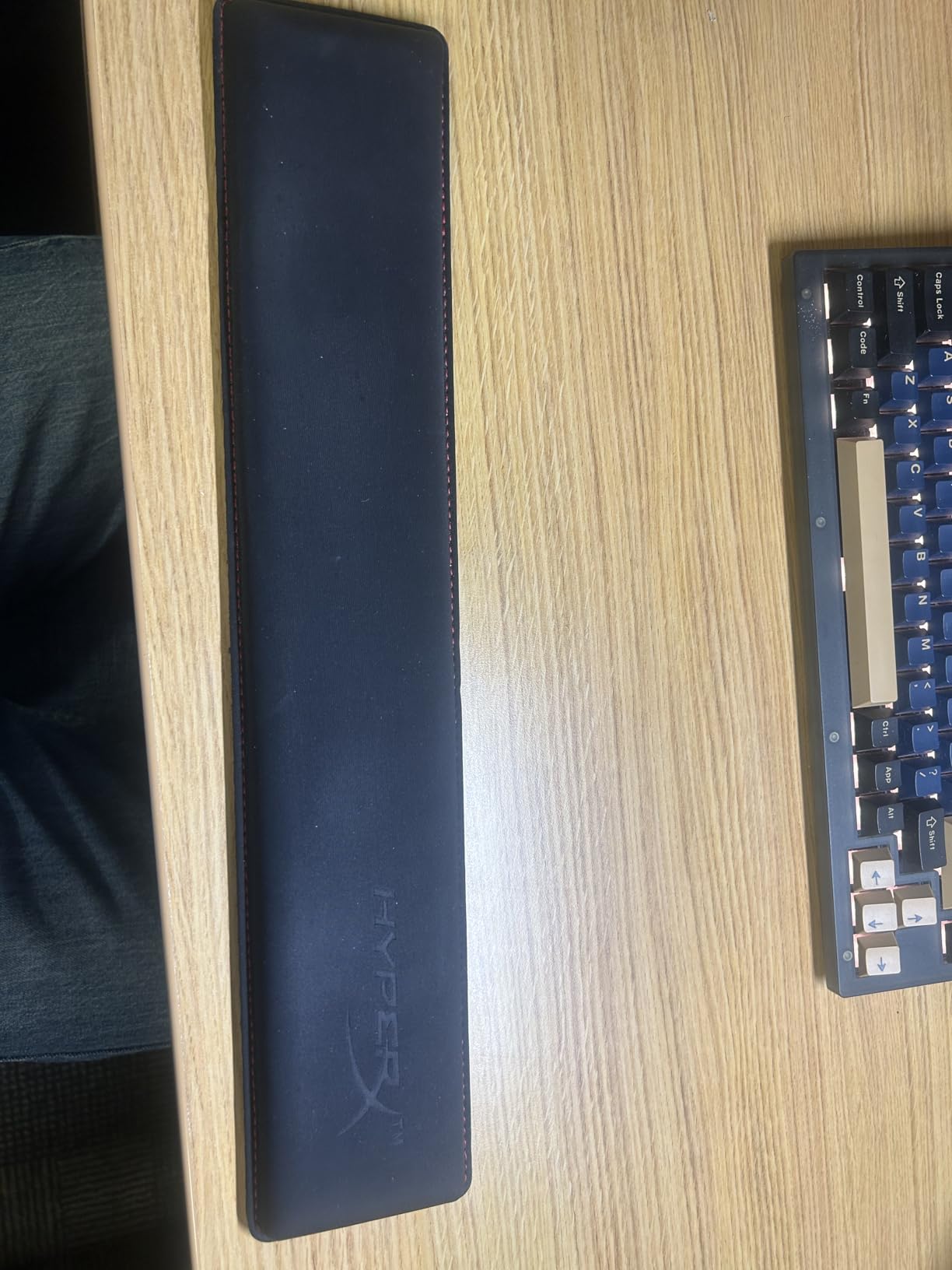 HyperX Wrist Rest - Tenkeyless - Cooling Gel - Memory Foam - Anti-Slip,Black customer photo 2