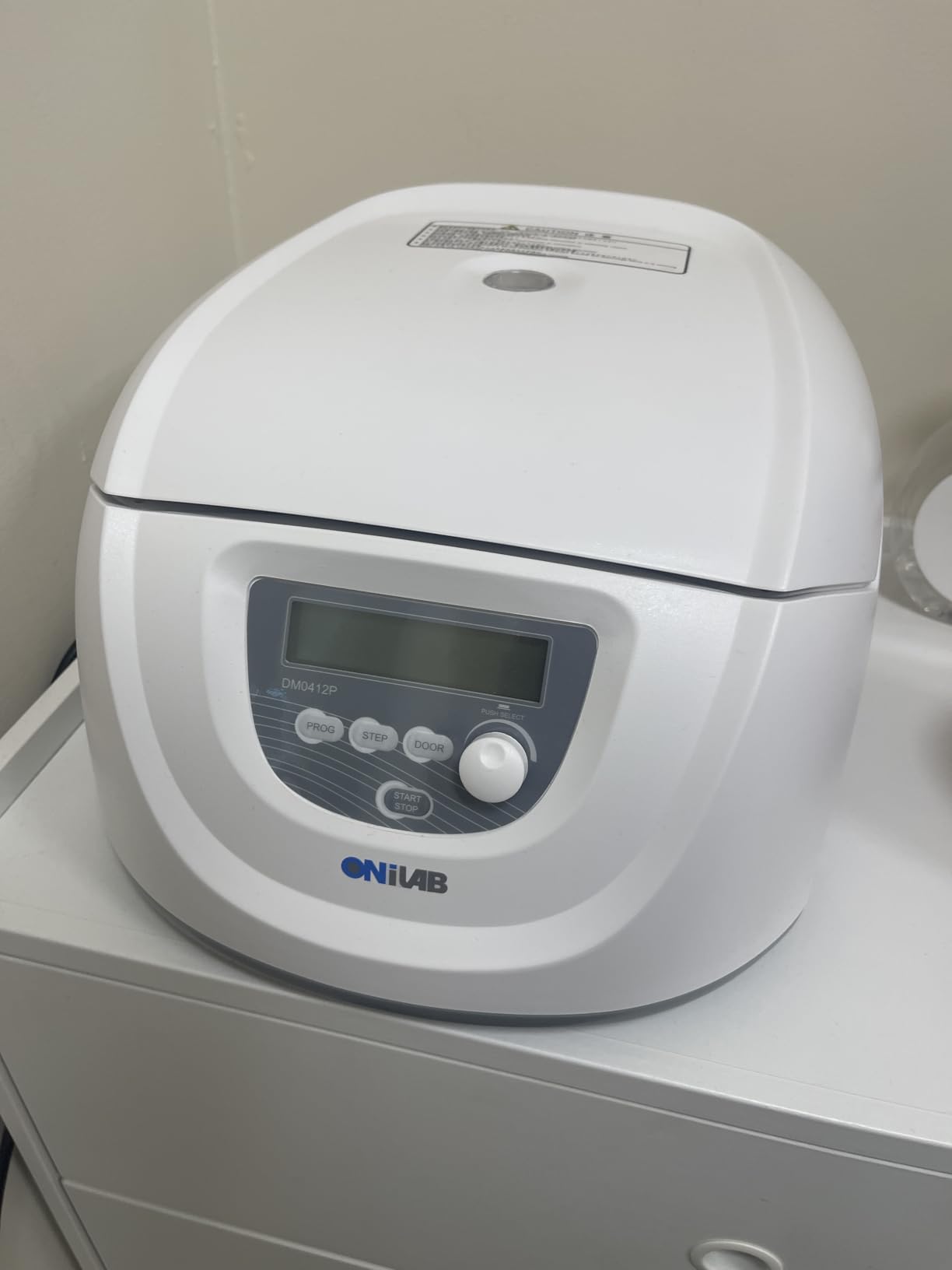 ONiLAB Lab benchtop Centrifuge Machine 6x50mL, 6X 15mL/10mL/7mL/1.5-5ml, Digital Desktop Lab Centrifuge, Timer 30sec-99min, Speed 300-4000rpm(Max. 1800xg) customer photo 1