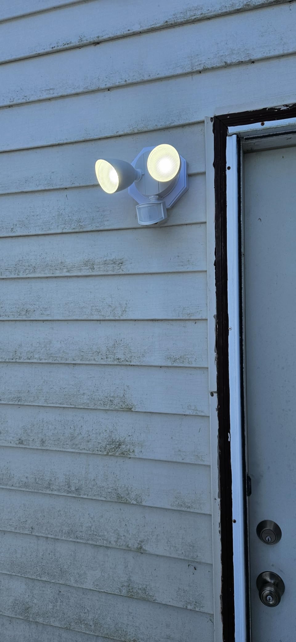 LUTEC 32W 3500 Lumen LED Security Lights Motion Sensor Light Outdoor, 5000K Daylight, IP65 Waterproof, Dusk to Dawn, Motion Detector Flood Light for Garage, Yard, Porch-White customer photo 1