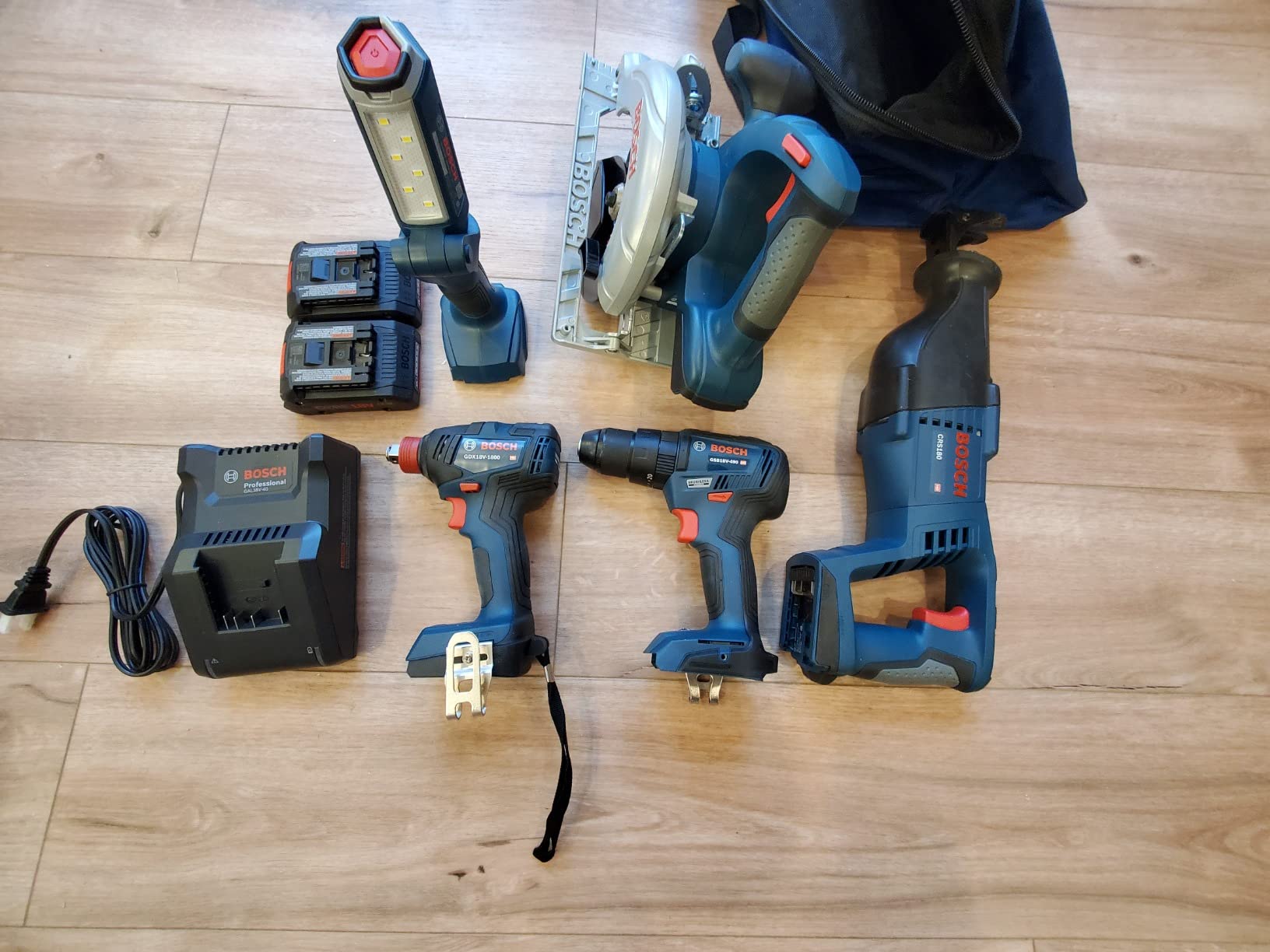 BOSCH GXL18V-501B25 18V 5-Tool Combo Kit with 2-In-1 Bit/Socket Impact Driver/Wrench, 1/2 In. Hammer Drill/Driver, Reciprocating Saw, Circular Saw, LED Worklight customer photo 1