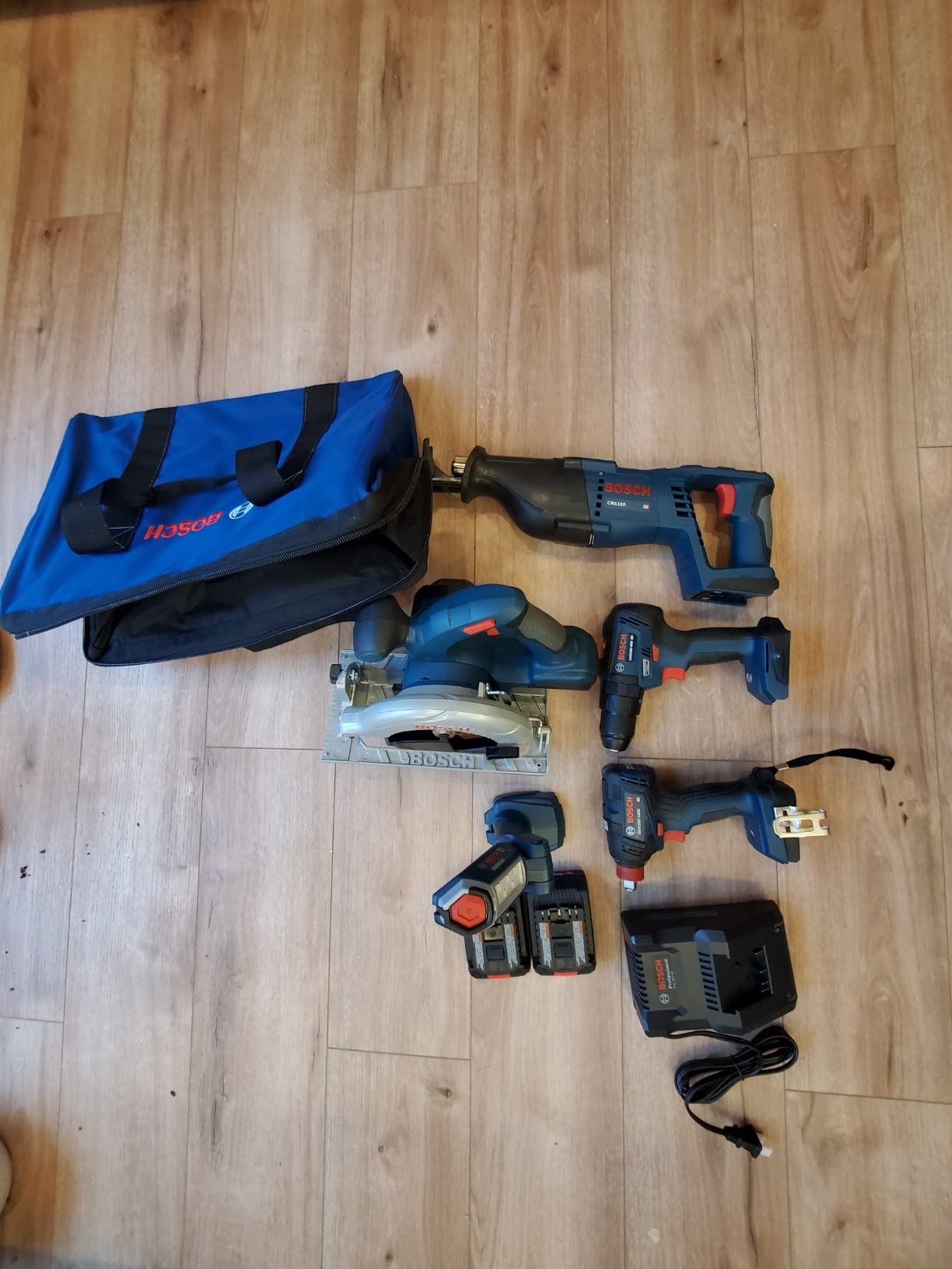 BOSCH GXL18V-501B25 18V 5-Tool Combo Kit with 2-In-1 Bit/Socket Impact Driver/Wrench, 1/2 In. Hammer Drill/Driver, Reciprocating Saw, Circular Saw, LED Worklight customer photo 2