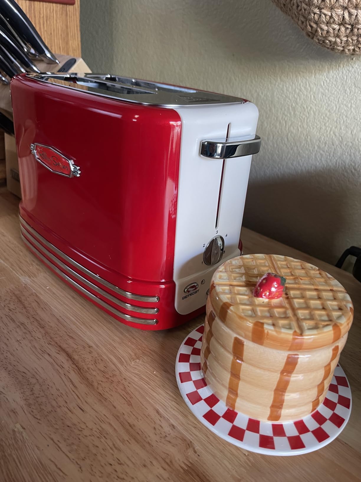 Nostalgia Retro Wide 2-Slice Toaster, Vintage Design With Crumb Tray, Cord Storage & 5 Toasting Levels, Red customer photo 2