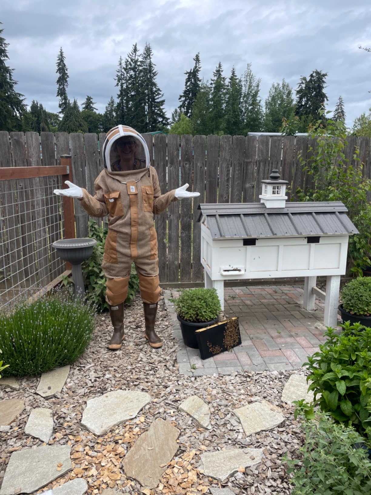 US-Keepers 3-Layer Ultra Ventilated Bee Suit for Men & Women - Premium Beekeeping Suit with Bee Gloves & Two Detachable Beekeeping Veils customer photo 1