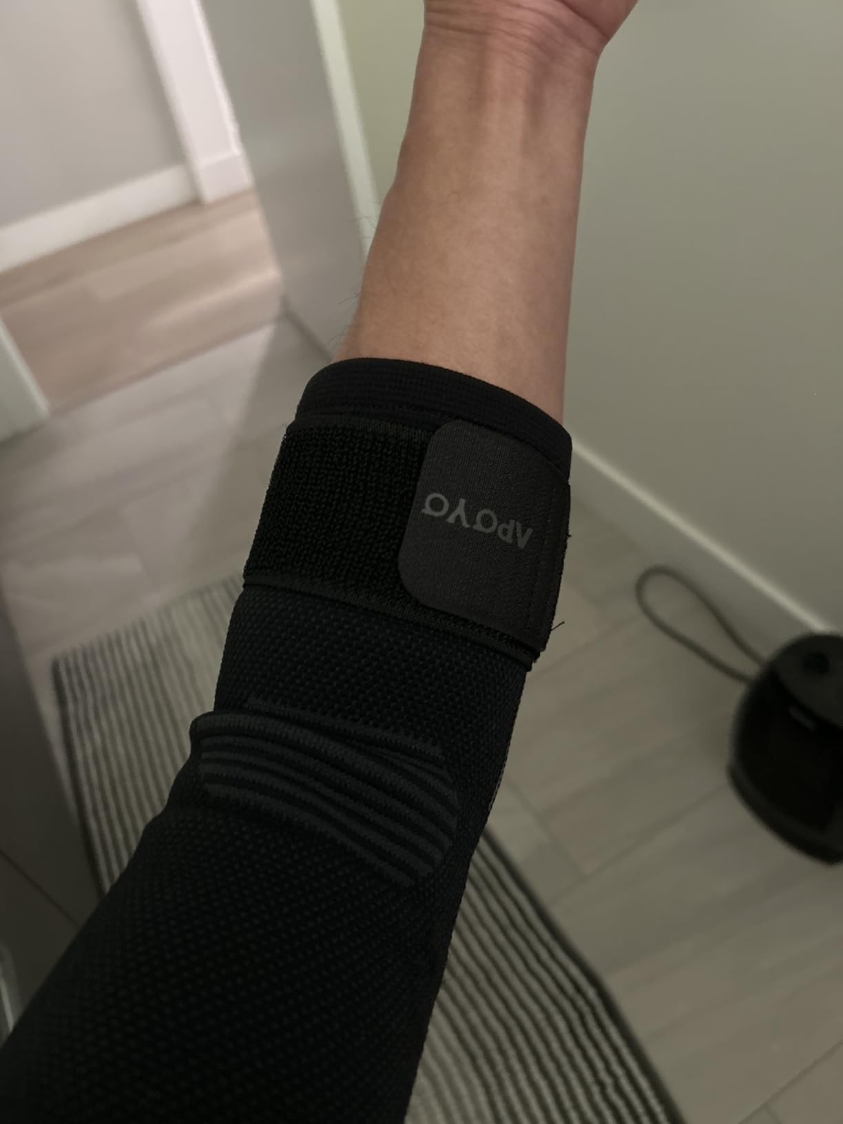 APOYO Elbow Brace for Tendonitis and Tennis Elbow, Compression Sleeve for Arthritis, Workouts, Reduce Joint Pain During Fitness Activity (Large) customer photo 1