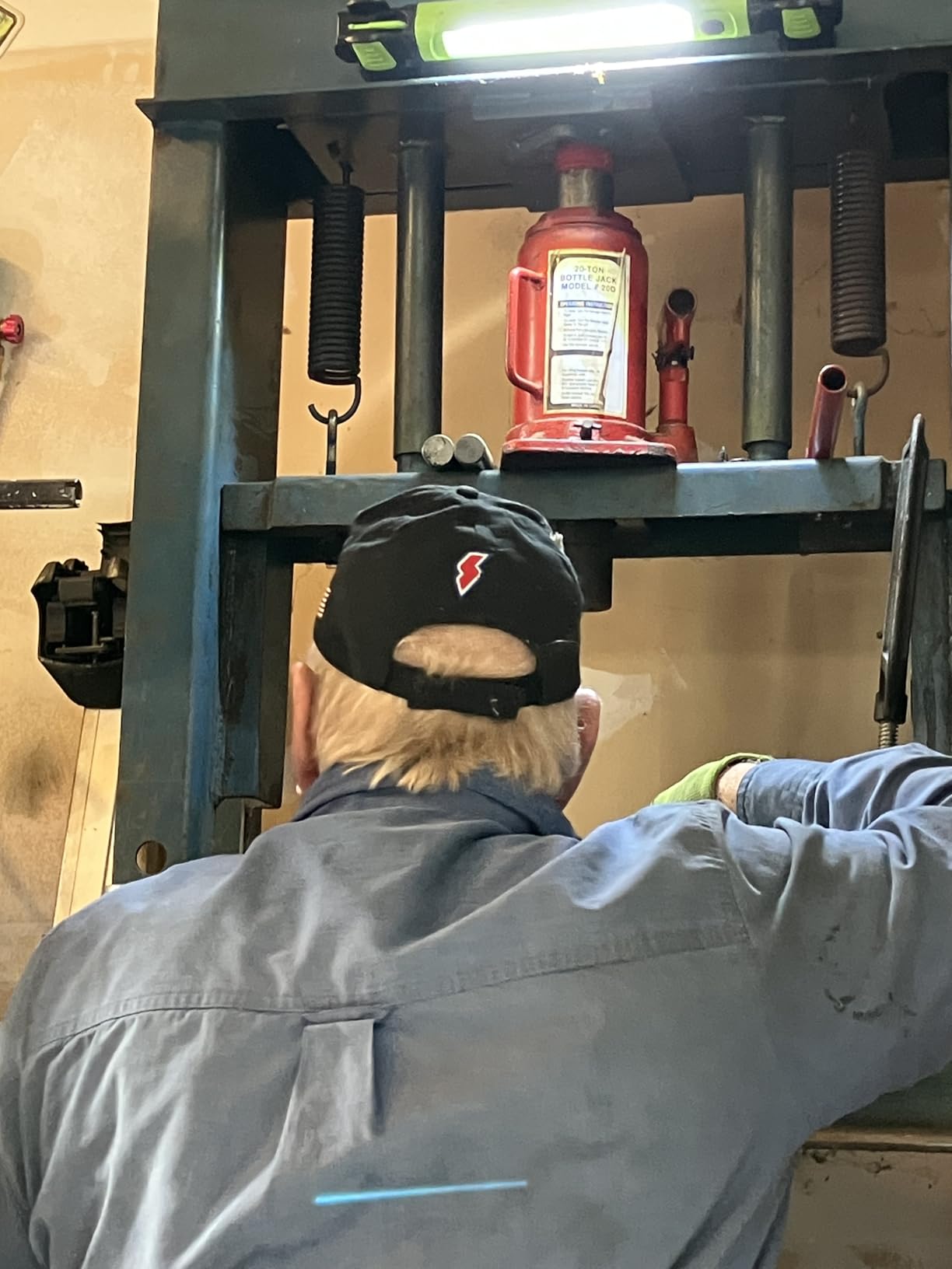 Work Light, 2500LM Bright LED Work Lights, 5200mAh Rechargeable Magnetic Underhood Work Light with Hooks, Cordless Battery Powered Mechanic Light for Car Repairing/Inspection/Garage/Workshop/Emergency customer photo 2