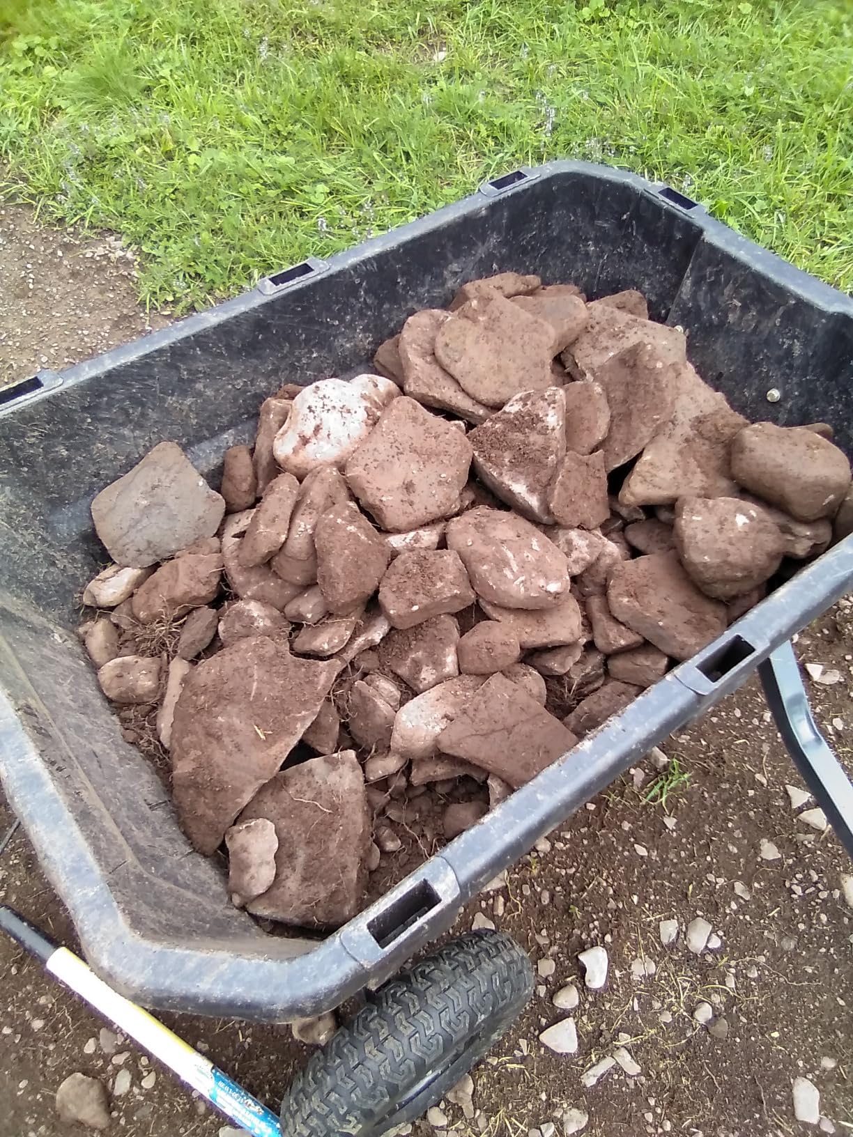 EARTHQUAKE Victory Rear Tine Tiller, Powerful 209cc 4-Cycle Viper Engine, Rugged Bronze Gear Transmission, Counter-Rotating Tines, Instant Reverse, Pneumatic Wheels, Model: 39381, Red/Black customer photo 1