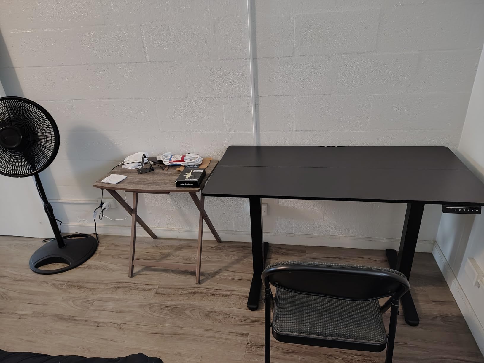 ErGear Height Adjustable Electric Standing Desk, 55 x 28 Inches Sit Stand up Desk, Memory Computer Home Office Desk, Black customer photo 1