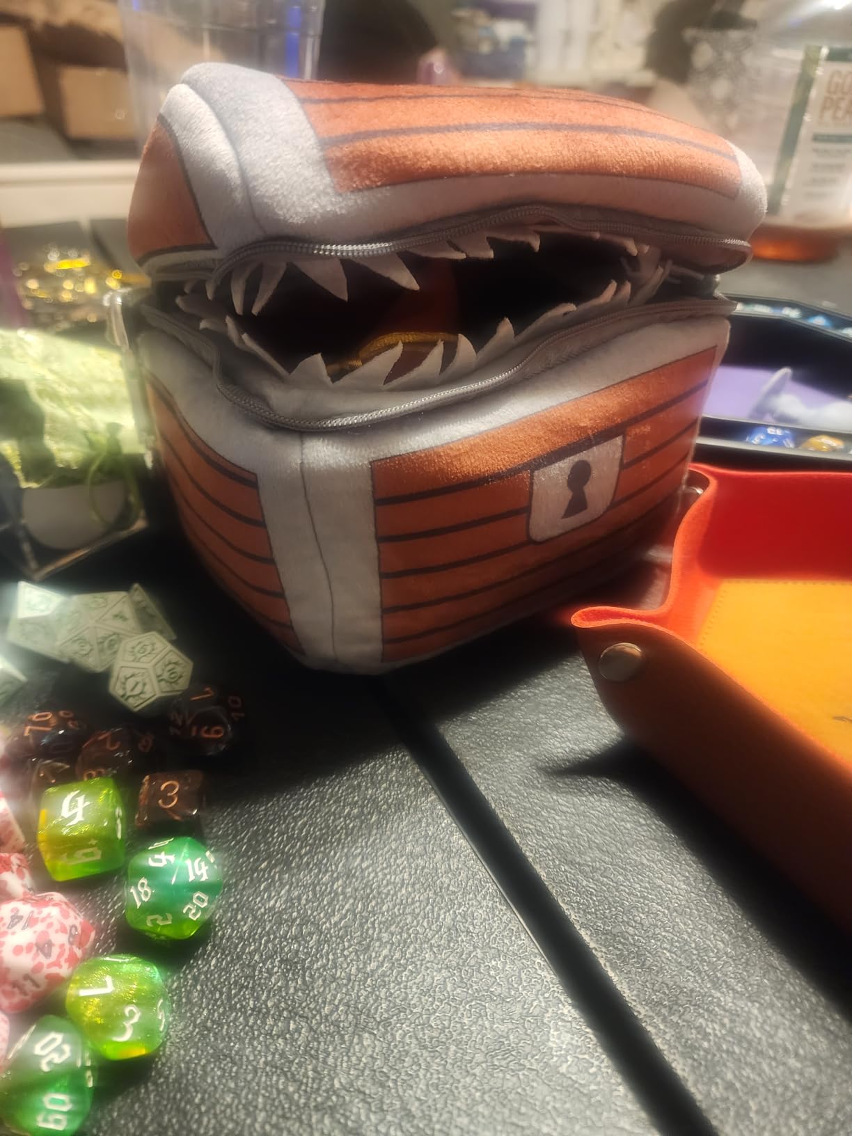 CASEMATIX Mimic Dice Chest and DND Dice Case with 7 Included RPG Dice - 6.5