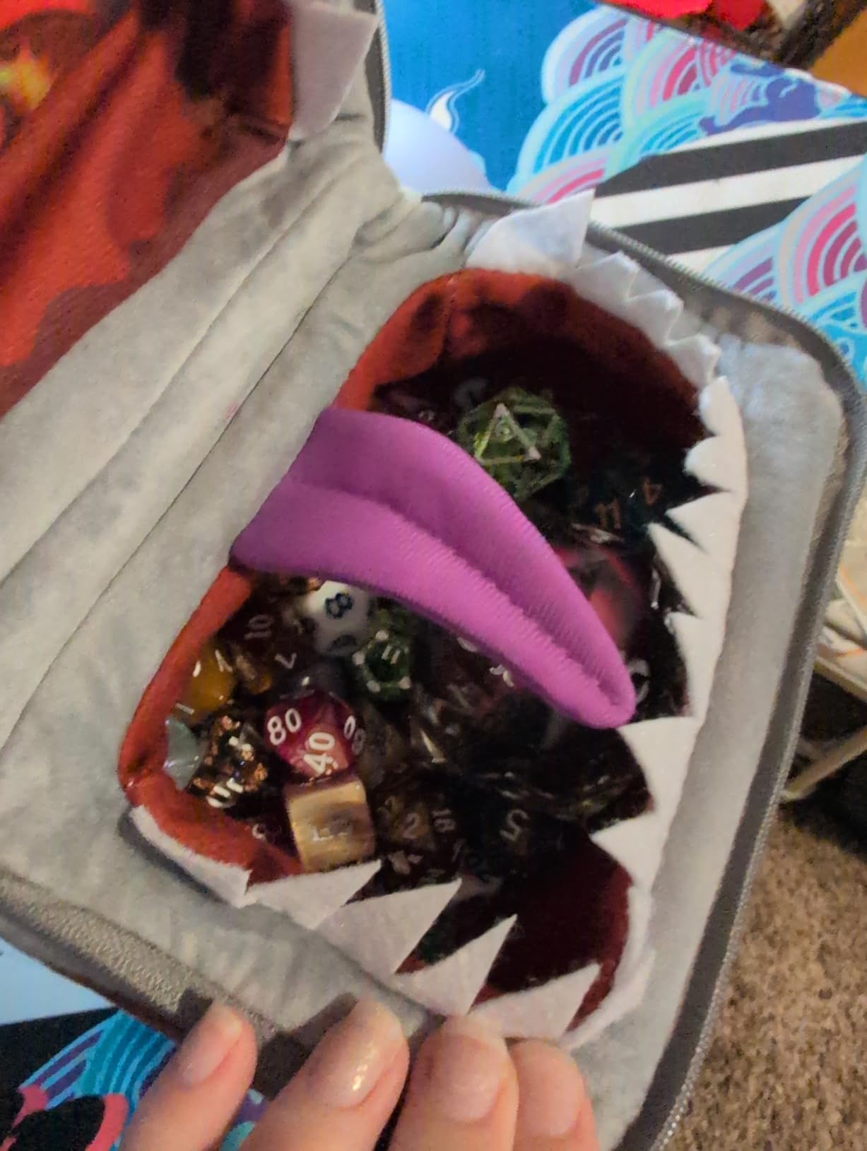 CASEMATIX Mimic Dice Chest and DND Dice Case with 7 Included RPG Dice - 6.5