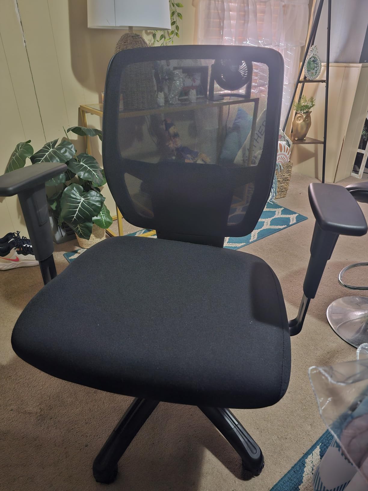 Amazon Basics Big and Tall Mesh Office Chair with Adjustable Armrests, Lumbar Support, Adjustable Height, 400lbs Capacity, Black customer photo 2