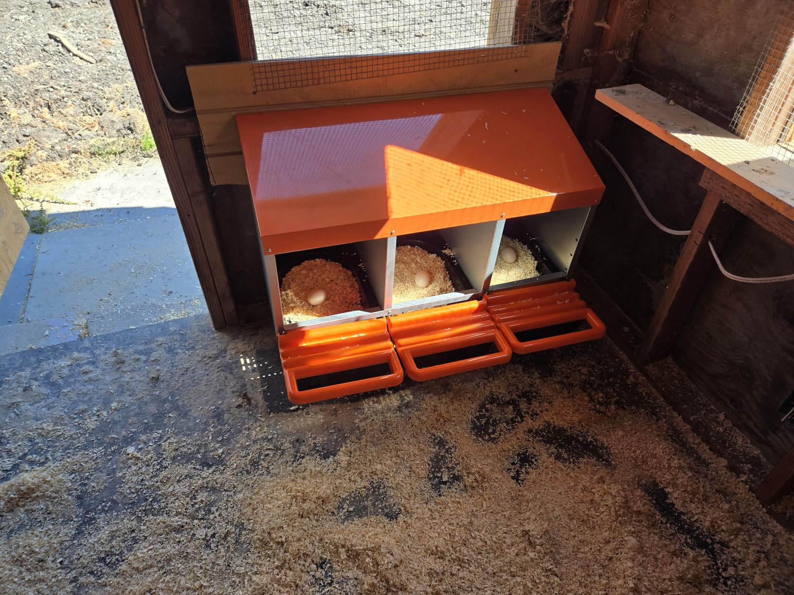 Chicken Nesting Boxes, Metal Chicken Egg Laying Box with Swing Perch and Rollout Egg Collection for Chicken Coop Red 3 Compartments customer photo 1