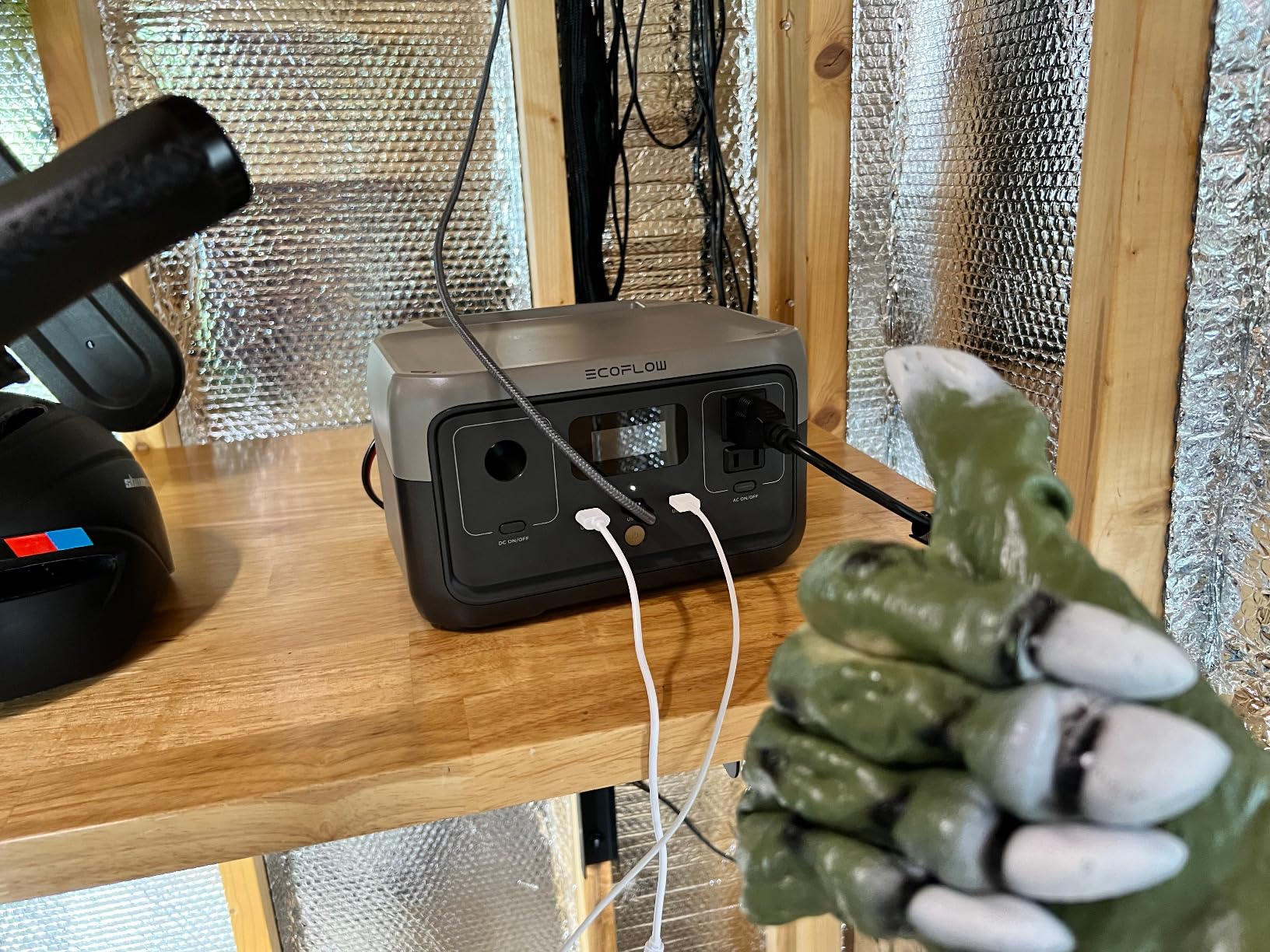 EF ECOFLOW Portable Power Station RIVER 2, 256Wh LiFePO4 Battery/ 1 Hour Fast Charging, 2 Up to 600W AC Outlets, Solar Generator (Solar Panel Optional) for Outdoor Camping/RVs/Home Use customer photo 1