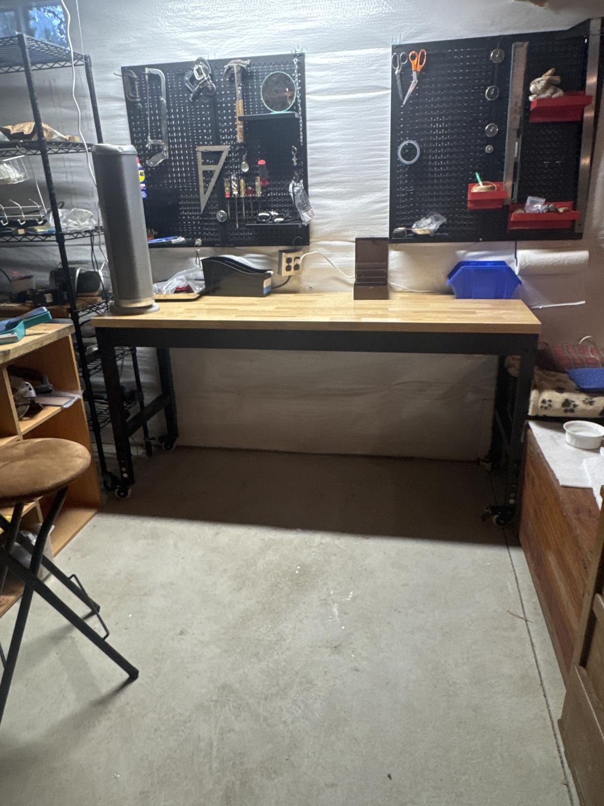 VEVOR Adjustable Workbench, 2000 lbs Capacity, 61 x 20-inch Heavy Duty Work Bench with 27.1-36 Inches Height Adjustment, Garage Workbench with Power Outlets, Suitable for Office, Garage, Workshop customer photo 1