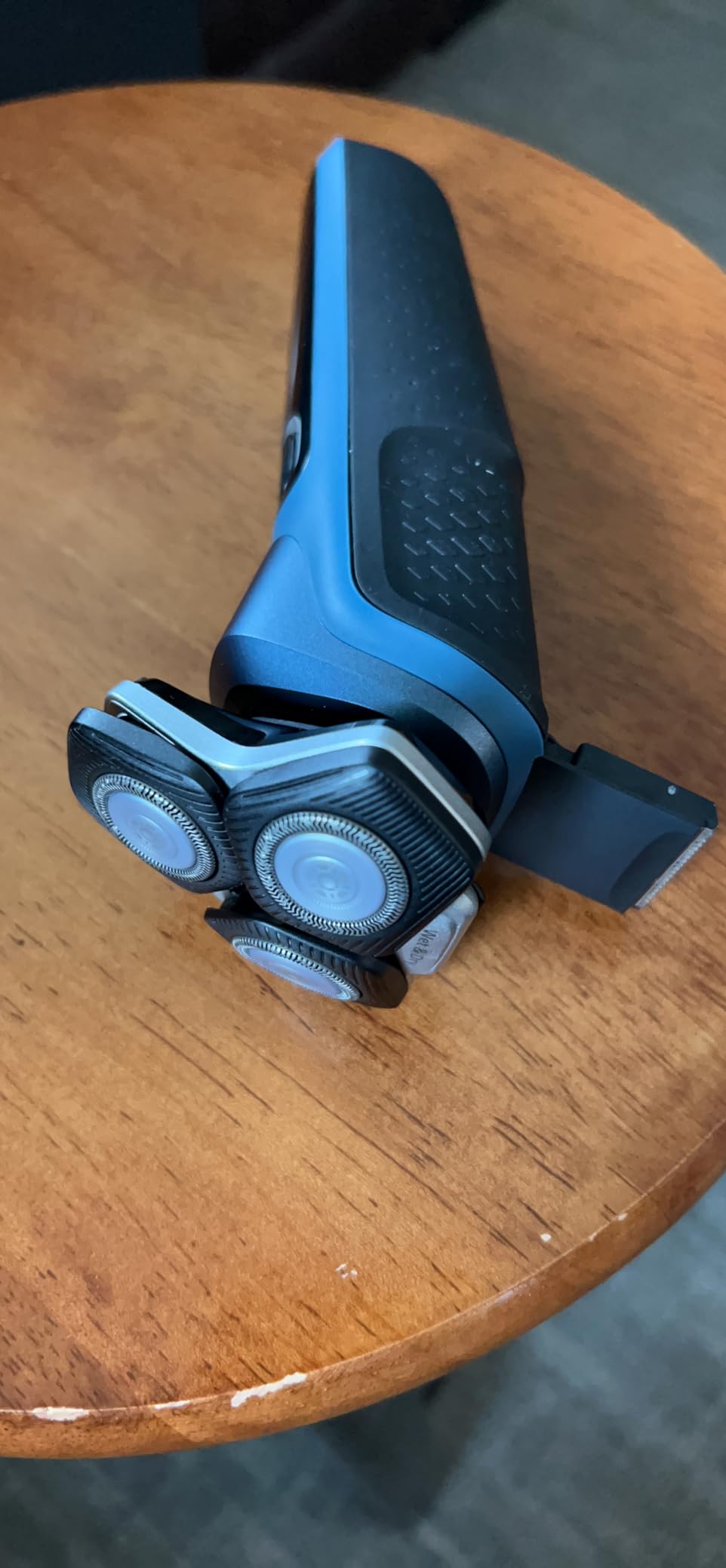 Philips Norelco Shaver 5400, Rechargeable Wet & Dry Shaver with Pop-Up Trimmer, S5880/81 customer photo 2