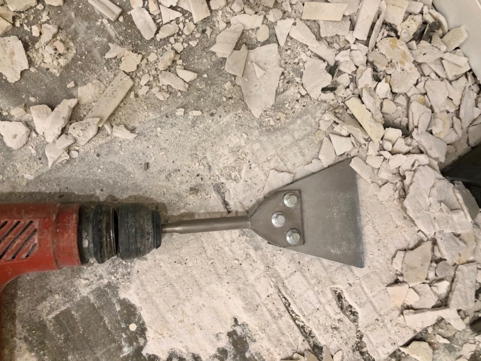 Firecore SDS Plus Floor Scraper with Spare Bolts and Locknuts, 5 Inch x 11 Inch Tile Removal Chisel Tool Long Handle Heavy Duty for Rotary Hammer Drill, Thinset Scraper Adhesives Remover FS22510 customer photo 2