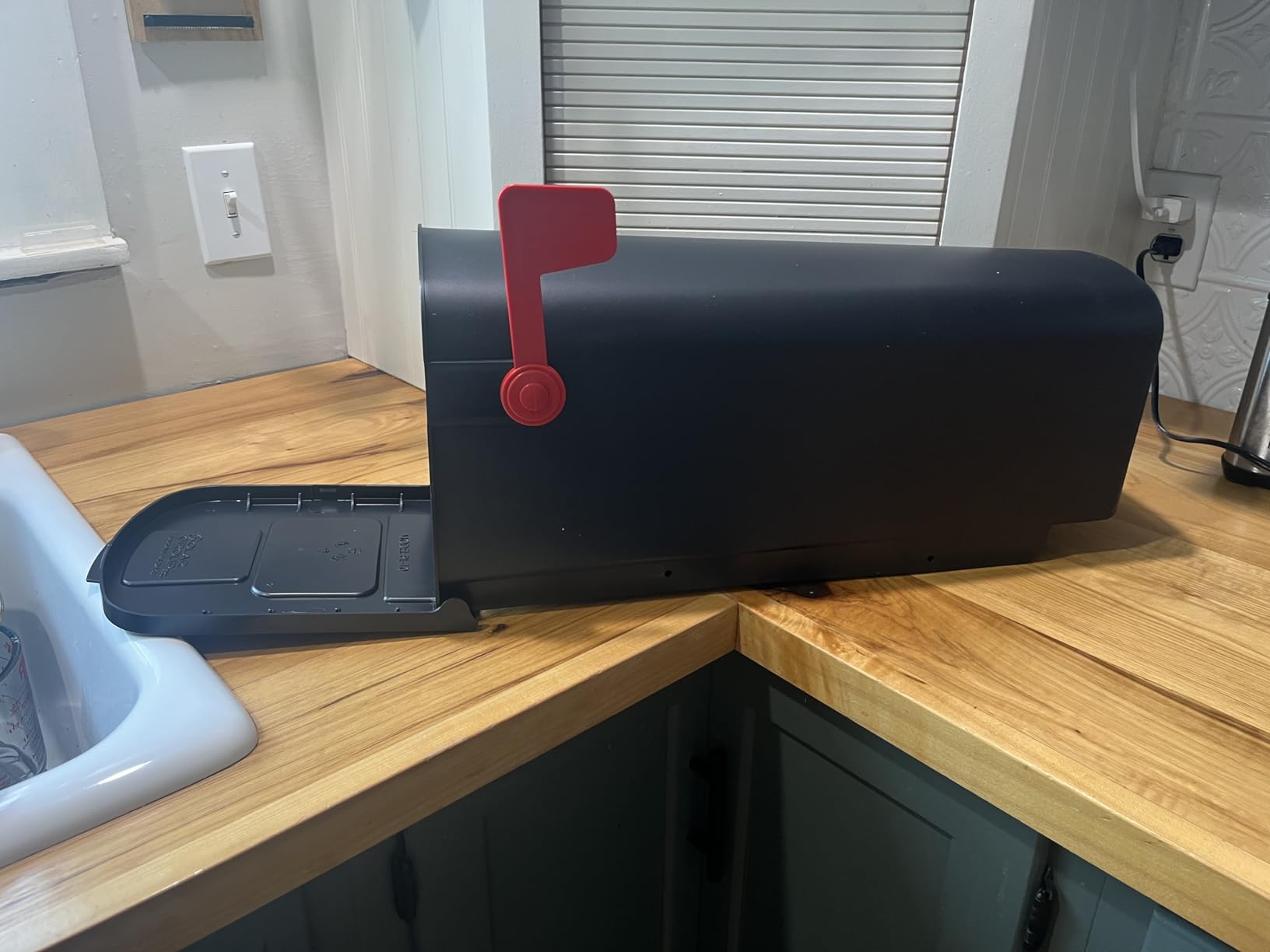 Architectural Mailboxes Parsons Medium Capacity Plastic Post Mount Mailbox, Black customer photo 2