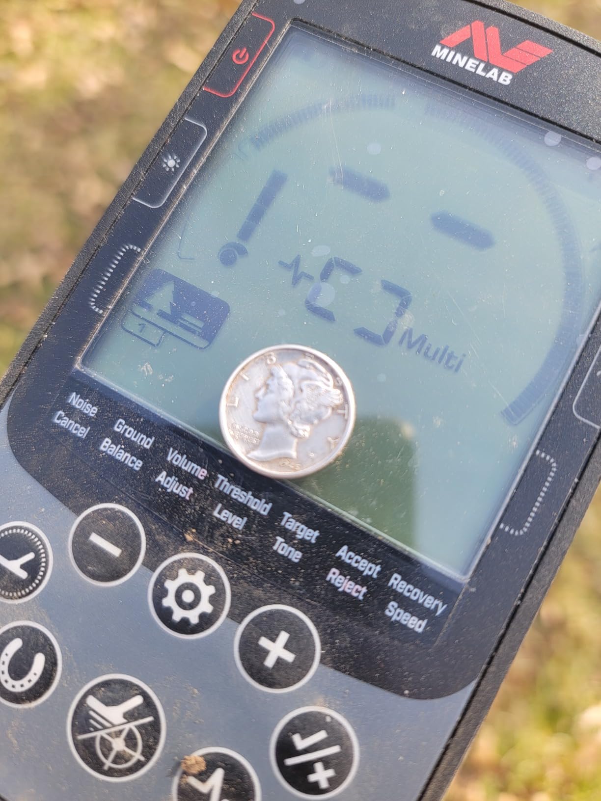 MINELAB Equinox 900 Multi-Frequency Collapsible Metal Detector for Adults with EQX 11