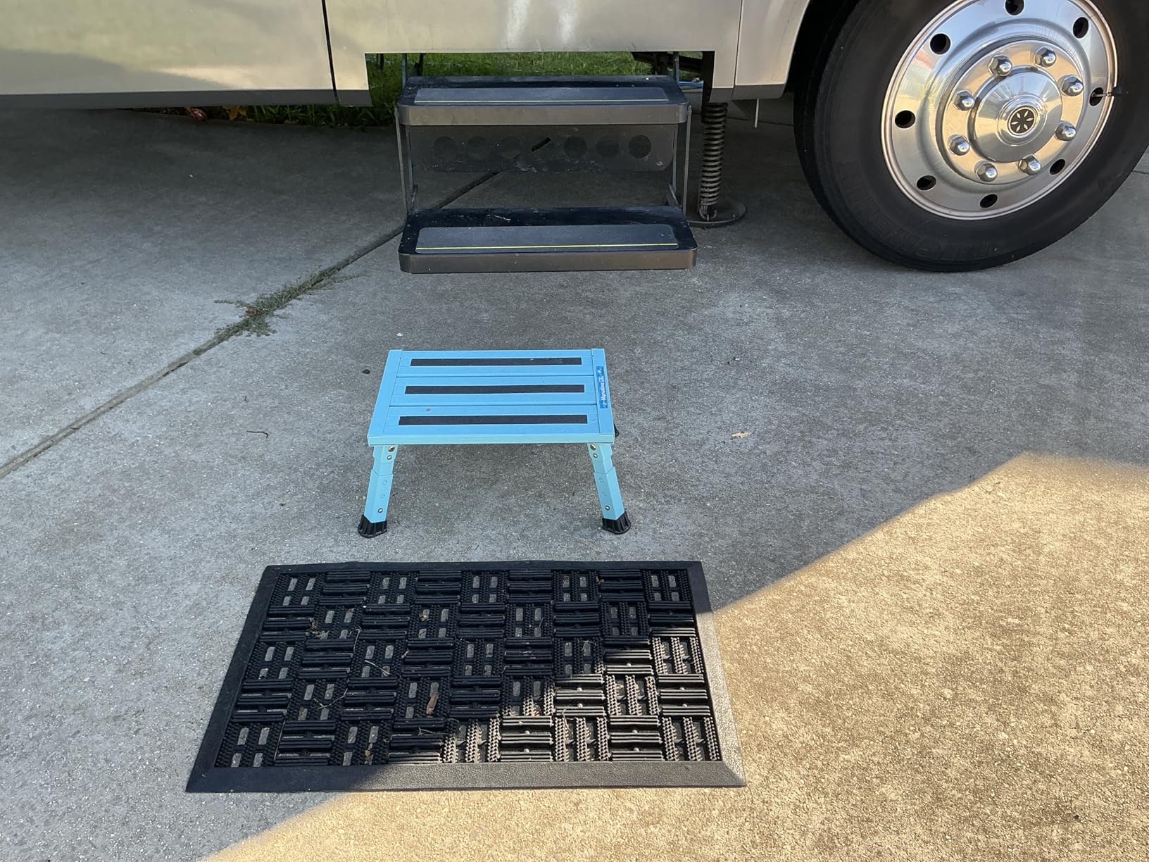 Large Platform RV Steps, 3-Level Adjustable Height Aluminum Folding Step Stool, Light Folding Anti-skidding RV Step, Supports Up to 1,000 lb (17.5