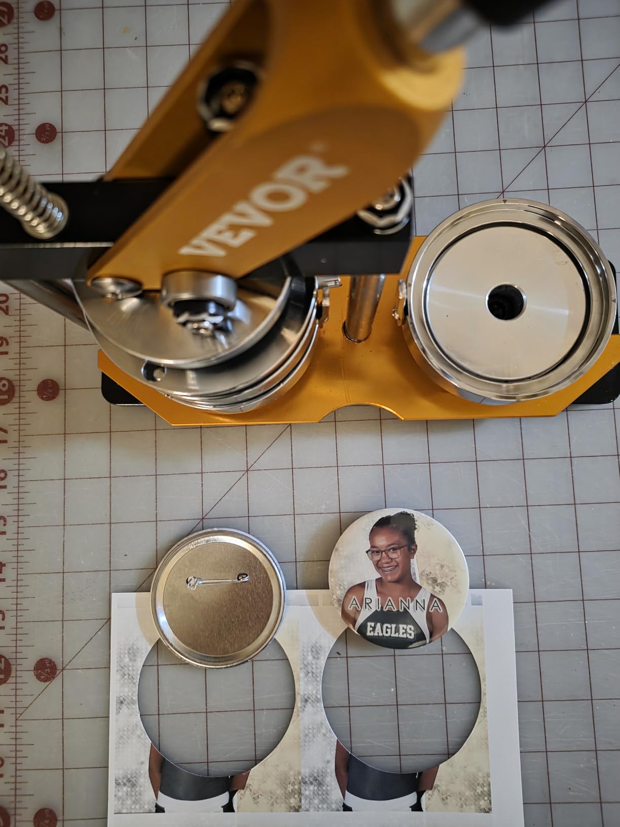 VEVOR Button Maker Machine, Multiple Sizes 1.25+2.25 Inch Badge Punch Press Kit, Children DIY Gifts Pin Maker, Button Making Supplies with 500pcs Button Parts & Circle Cutter & Magic Book customer photo 2