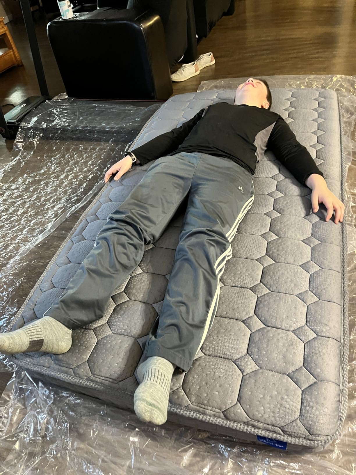 Vesgantti 12 Inch Multilayer Hybrid Queen Mattress - Multiple Sizes & Styles Available, Ergonomic Design with Memory Foam and Pocket Spring, Medium Firm Feel, Grey customer photo 1