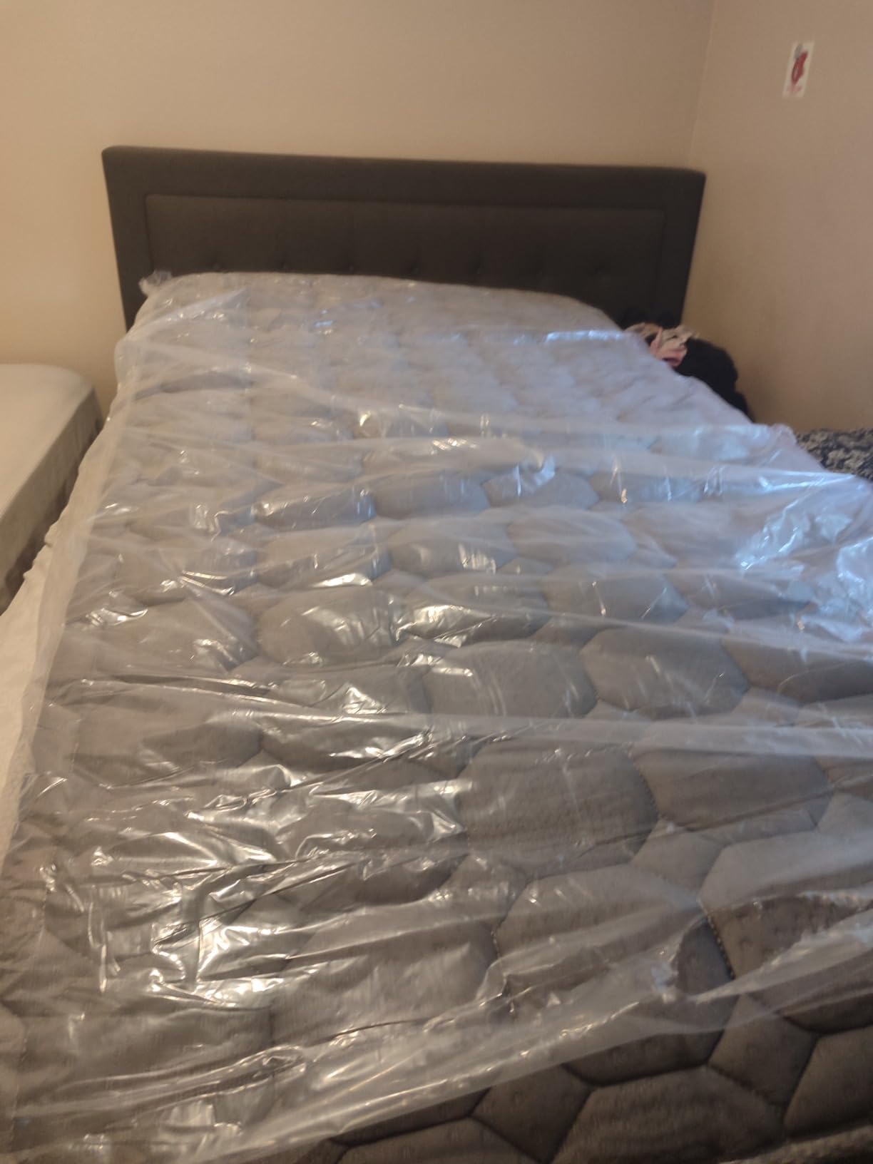 Vesgantti 12 Inch Multilayer Hybrid Queen Mattress - Multiple Sizes & Styles Available, Ergonomic Design with Memory Foam and Pocket Spring, Medium Firm Feel, Grey customer photo 2