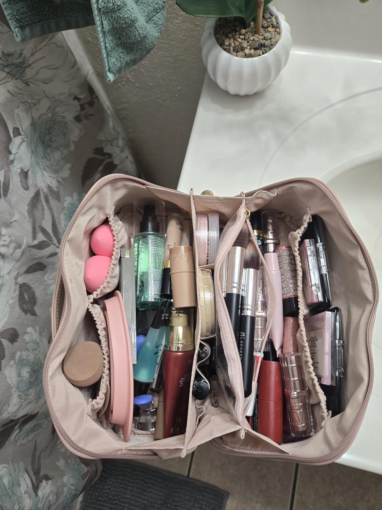 EACHY Travel Makeup Bag, Large Capacity Cosmetic Bag for Women, Waterproof PU Leather, Flat Open Portable Toiletry Bag for Skincare, Brushes & Travel Essentials customer photo 2