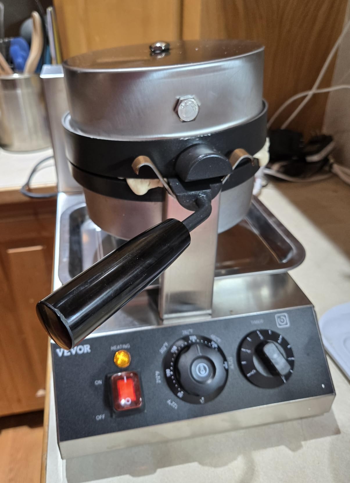 VEVOR Commercial Waffle Maker, 1300W Round Waffle Iron, Non-Stick Rotatable with Temp and Time Control customer photo 1