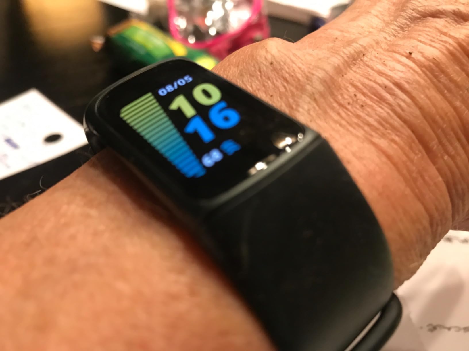 Charge 5 Advanced Fitness Tracker with GPS, Heart Rate, Sleep & Health Tracker - Power Bundle with Adapter (Graphite Stainless Steel) customer photo 1