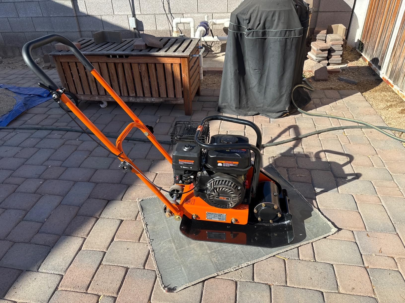 VEVOR Plate Compactor, 2.8 HP 78.5CC Gas Engine 5,250 VPM, 1,920 lbs Force Vibratory Compaction Tamper with 18.7 x 11.8 inch Plate for Walkways, Patios, Asphalts, Paver Landscaping, EPA Compliant customer photo 1