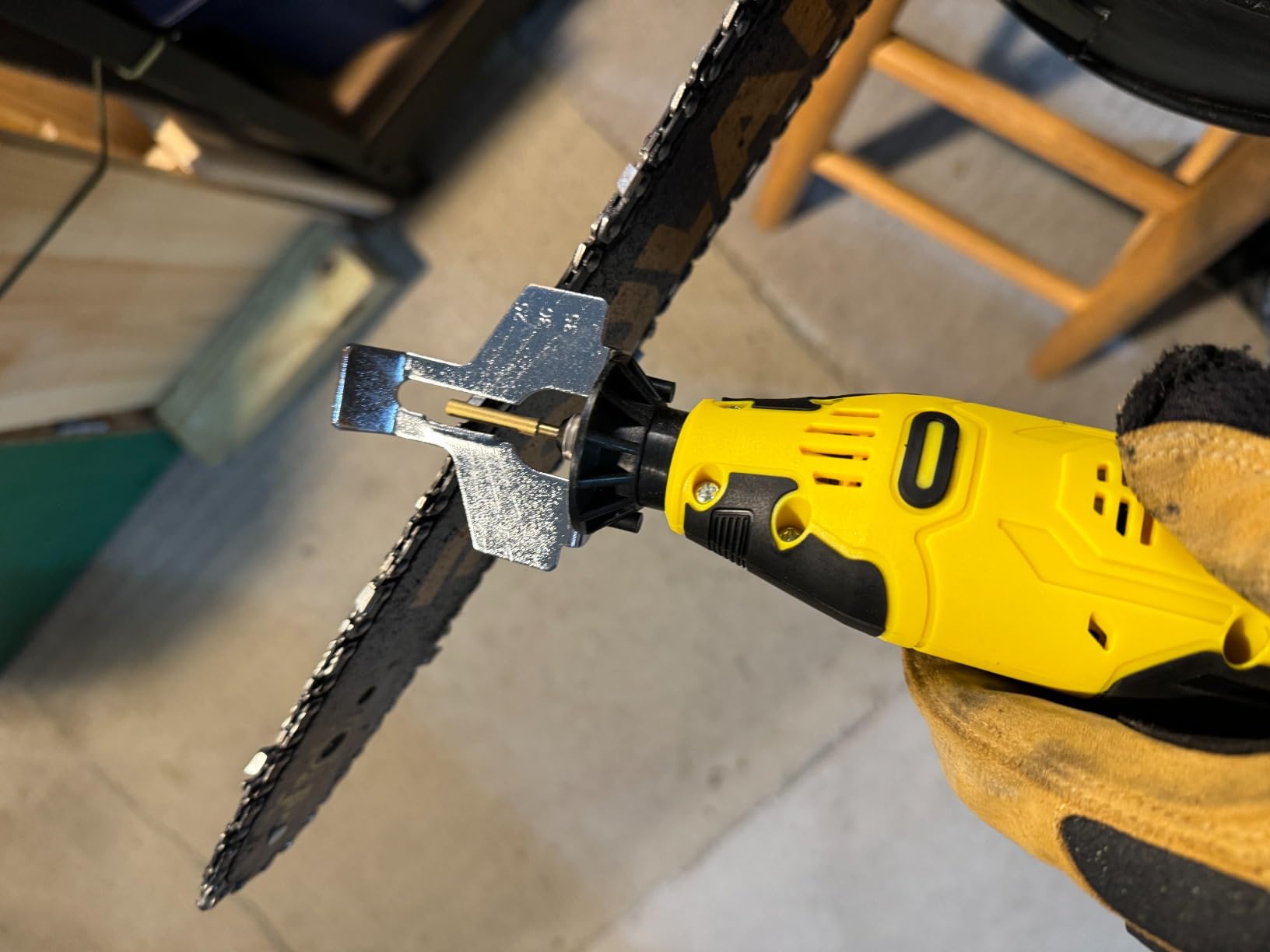 Electric Cordless Chainsaw Sharpener Kit - Portable 12V Chain Saw Sharpener Tool with 6 Titanium-Coated Diamond Bits(Wheels) & Angle Guide - Easy to Use for All Chainsaw Chains. customer photo 2