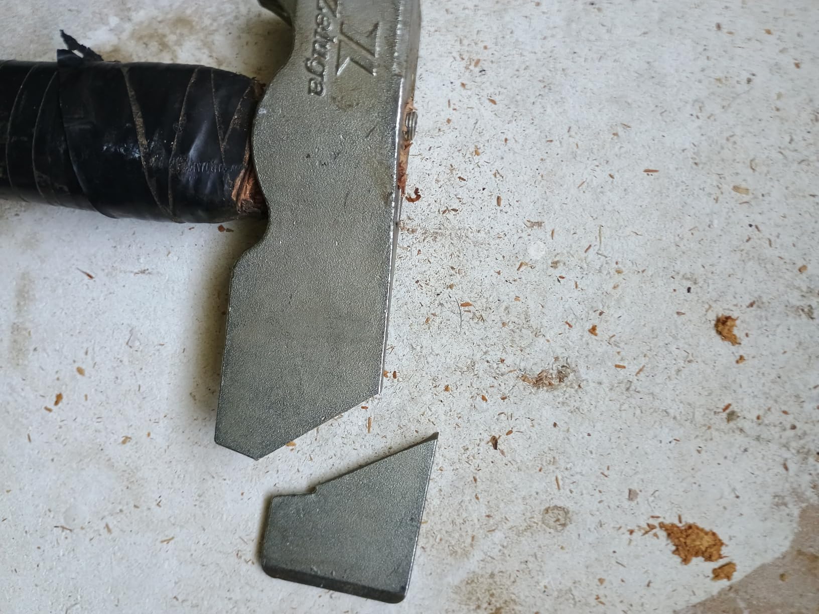 10-240 17 oz. Mag-Hatch Magnetic Faced Roofing Hatchet customer photo 1