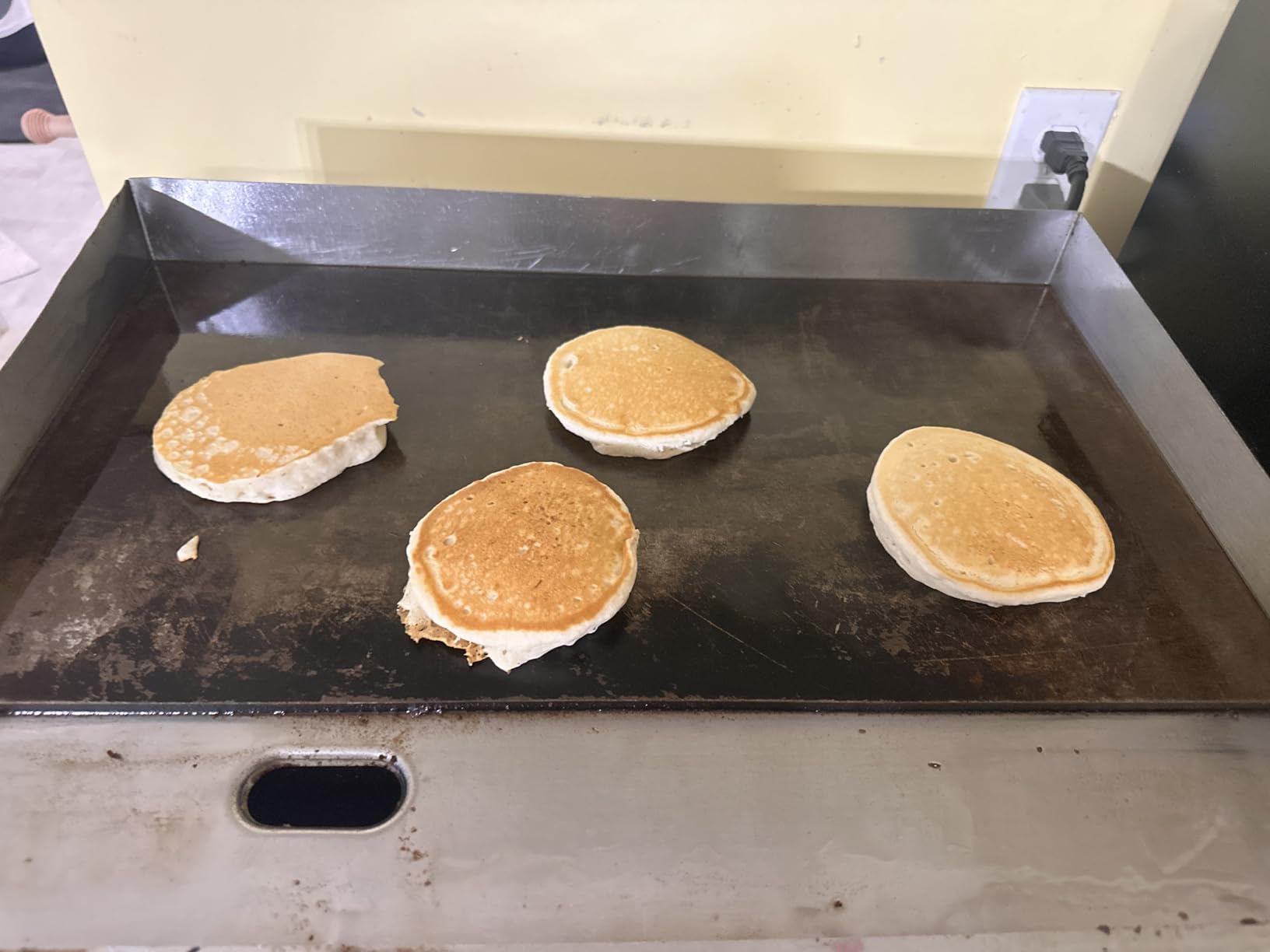 22 Commercial Electric Griddle Electric Countertop Flat Top Griddle 110V 1600W Electric Flat Top Grill Non-Stick Restaurant Teppanyaki Stainless Steel Grill Adjustable Temperature Control customer photo 1