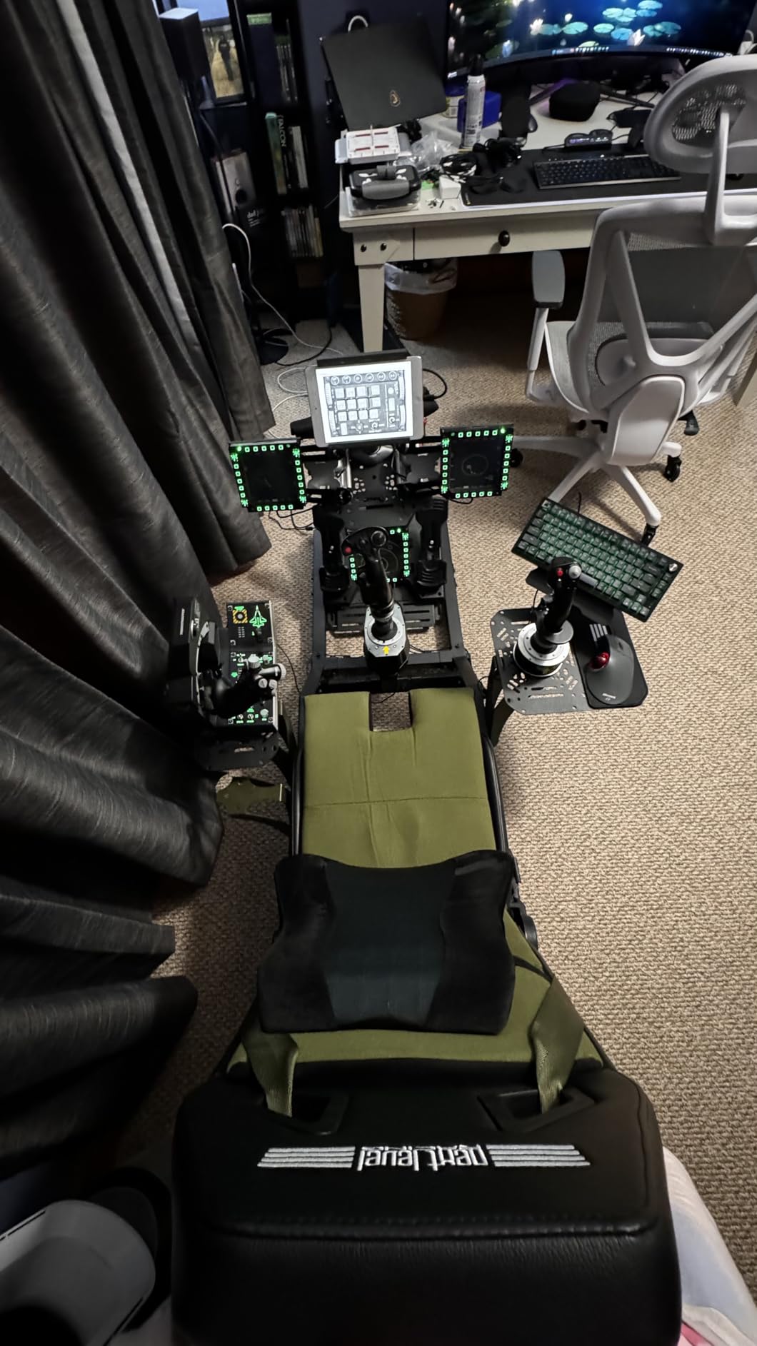 Thrustmaster Viper Panel: Backlit Control Panel – 43 Metal Action Buttons, Licensed by U.S. Air Force customer photo 1