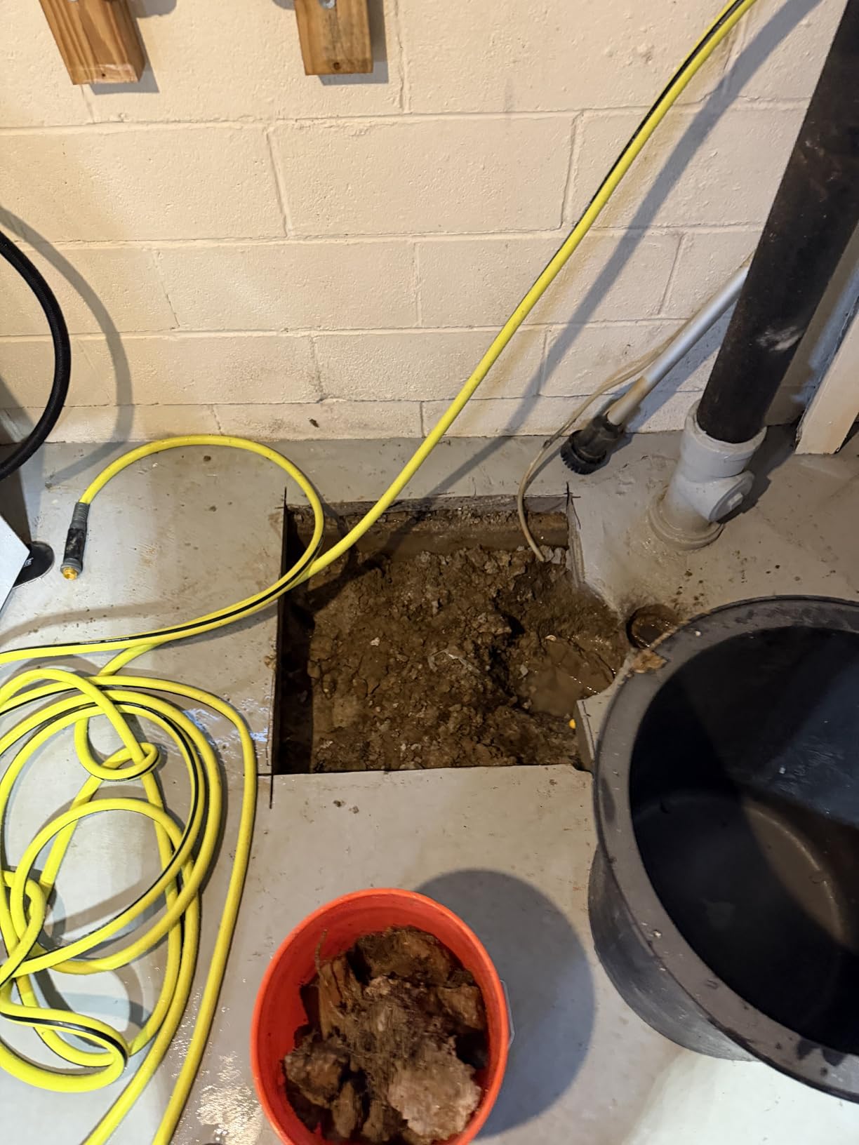 VEVOR Electric Concrete Cutter, 9 in Circular Saw with 3.5 in Cutting Depth, Wet/Dry Disk Cutter Includes Water Line, Pump and Blade, for Stone, Brick, Porcelain, Concrete, 1800W Motor customer photo 1