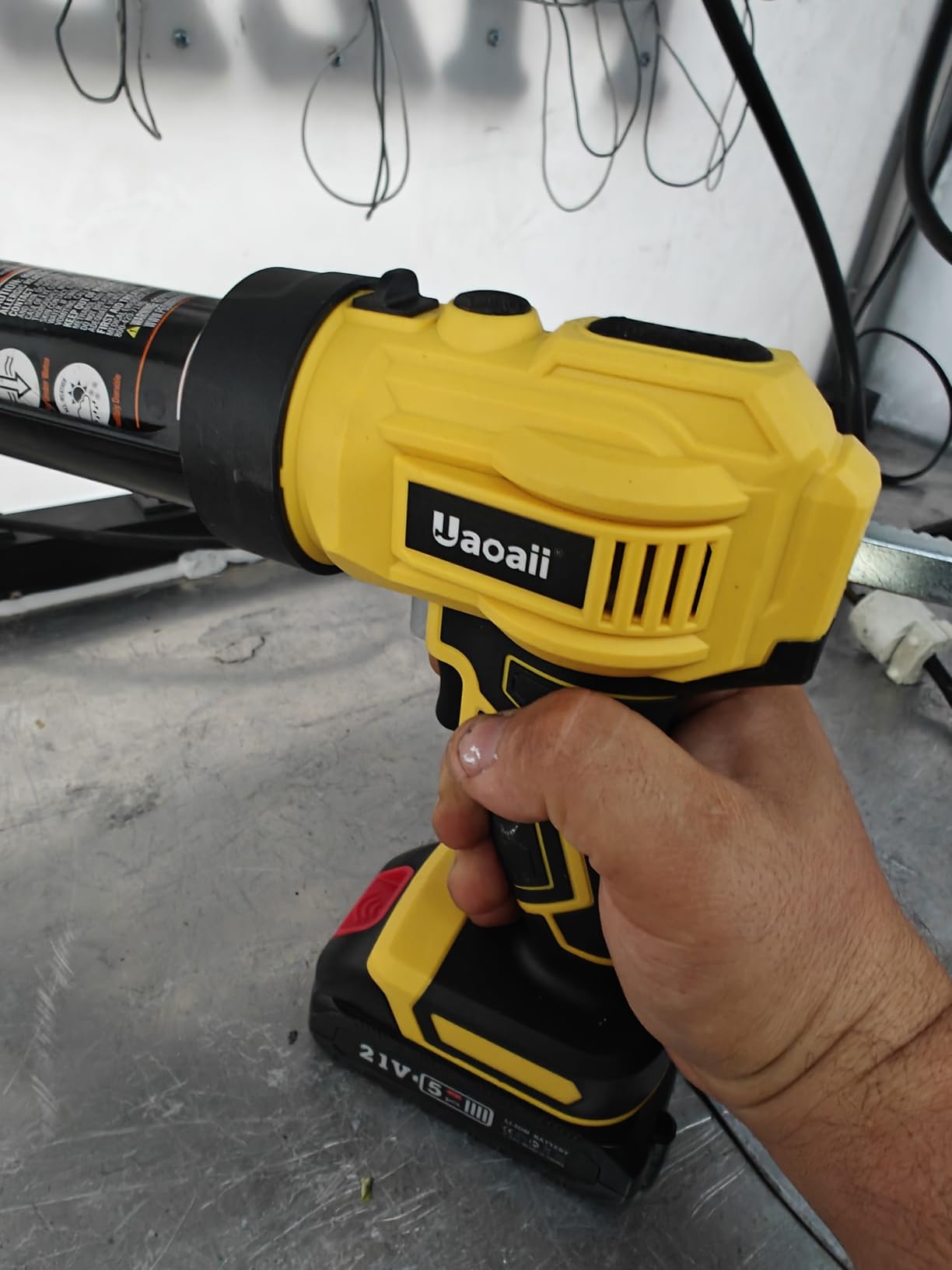 Electric Caulking Gun, Cordless with 2x 2000mAh Batteries & Silicone Caulking Tools customer photo 2