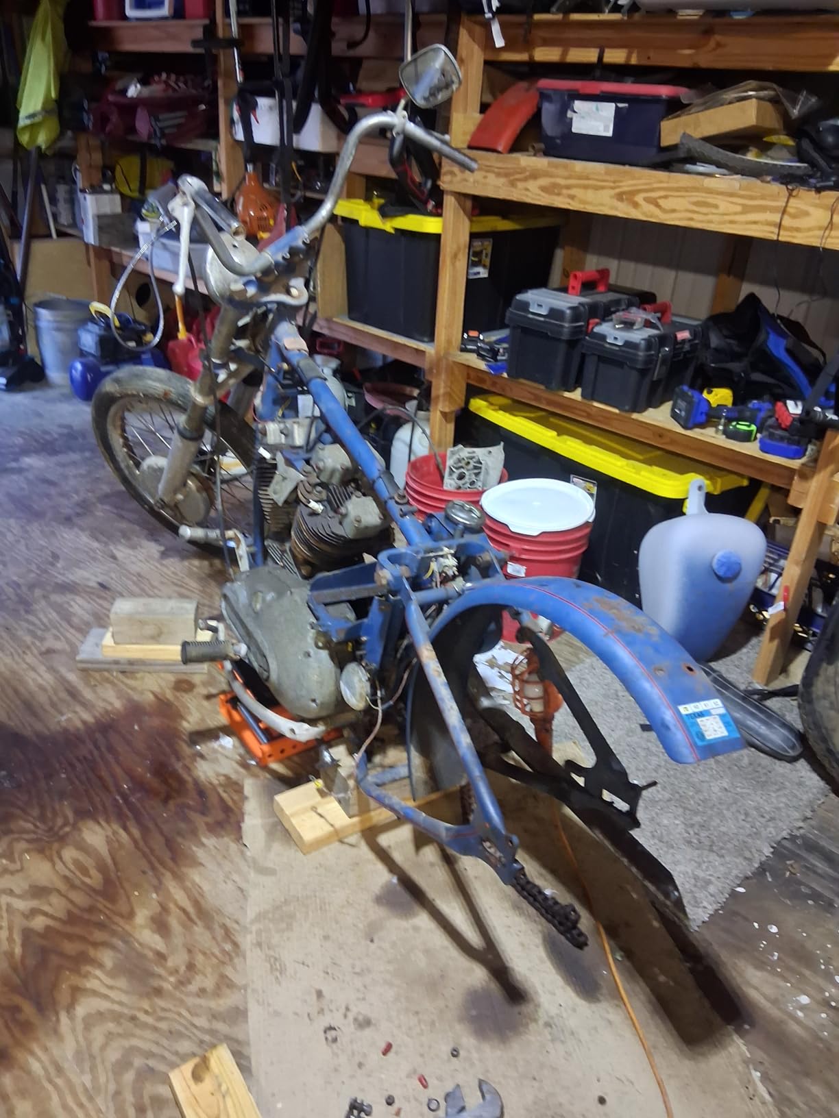 VEVOR Motorcycle Lift, 1100 LBS Motorcycle Lift ATV Scissor Lift Jack with Dolly & Hand Crank, Center Hoist Crank Stand with Wide Deck & Tool Tray for Street Bikes, Cruiser Bikes, Touring Motorcycles customer photo 1