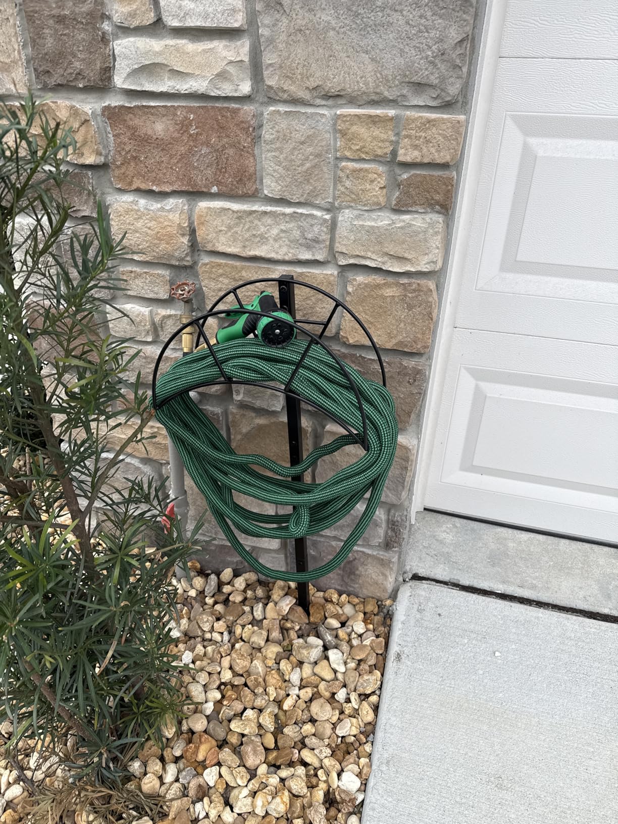 TomCare Garden Hose Holder 4 Spikes Garden Hose Reel Hose Stand Upgraded Water Hose Storage with Tool Hooks Garden Hose Hanger Organizer Holds 160ft Hoses for Outside Yard Lawn, Black customer photo 1