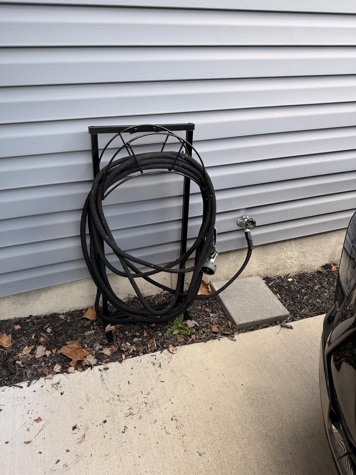 TomCare Garden Hose Holder 4 Spikes Garden Hose Reel Hose Stand Upgraded Water Hose Storage with Tool Hooks Garden Hose Hanger Organizer Holds 160ft Hoses for Outside Yard Lawn, Black customer photo 2