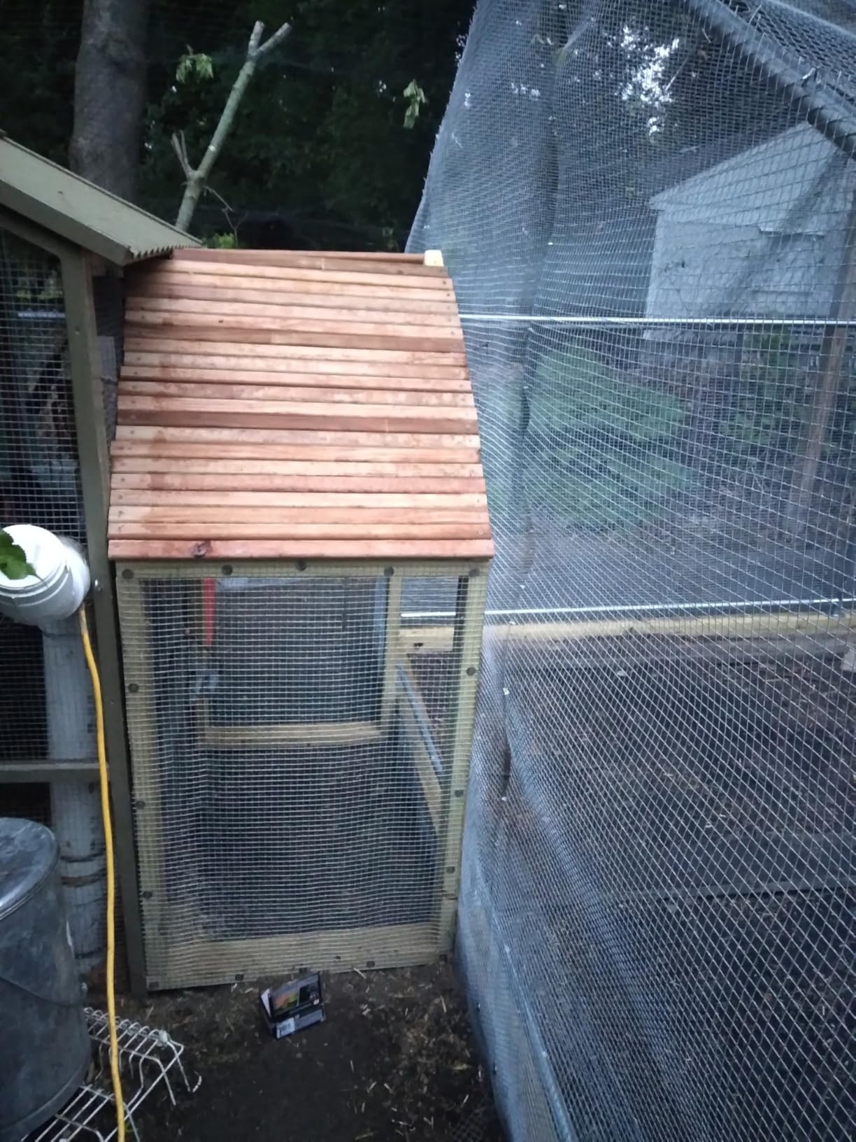 Sino Luban Large Metal Chicken Coop Run for 10 Chickens/Ducks, Chicken Runs for Yard with Waterproof Cover, Chicken Enclosure Chicken Pen Outdoor, Walk-in Poultry Cage (Upgrade wall Support Brace) customer photo 1