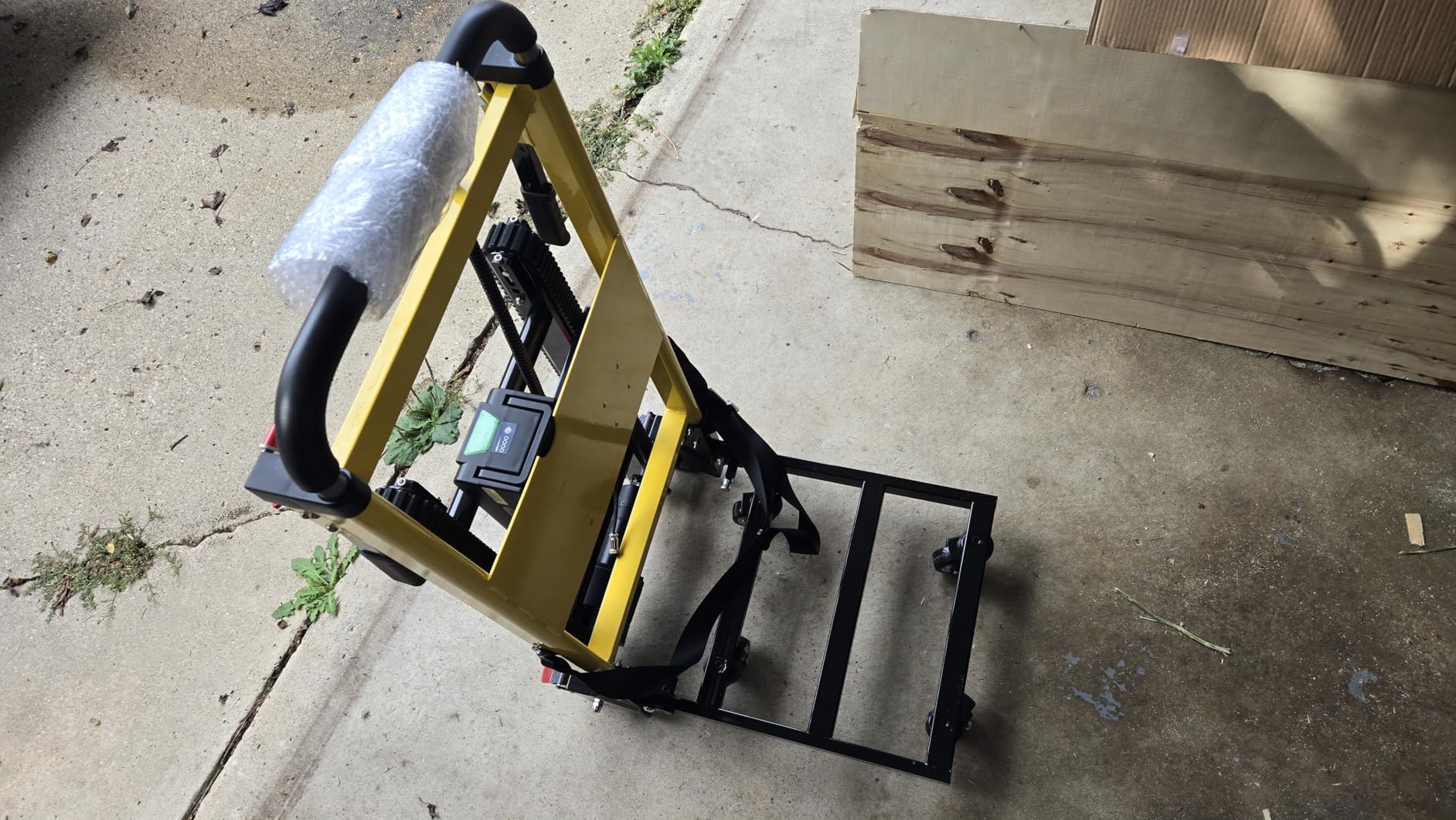 Electric Stair Climbing Dolly, Heavy Duty, Powered Stair Climber Dolly Cart with 6 Wheels Motor Powered for Furniture Logistics Warehouse, Black & Yellow, 120W customer photo 2