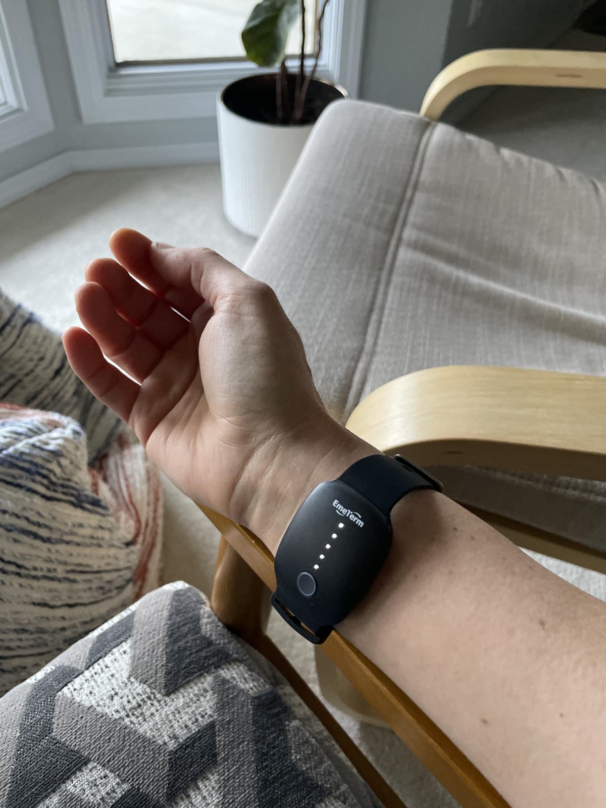 EmeTerm Fashion FDA-Cleared Relieve Nausea Electrode Stimulator Morning Sickness Motion Travel Sickness Vomit Relief Rechargeable No Gel Drug Free Wrist Bands Without Side Effects customer photo 1