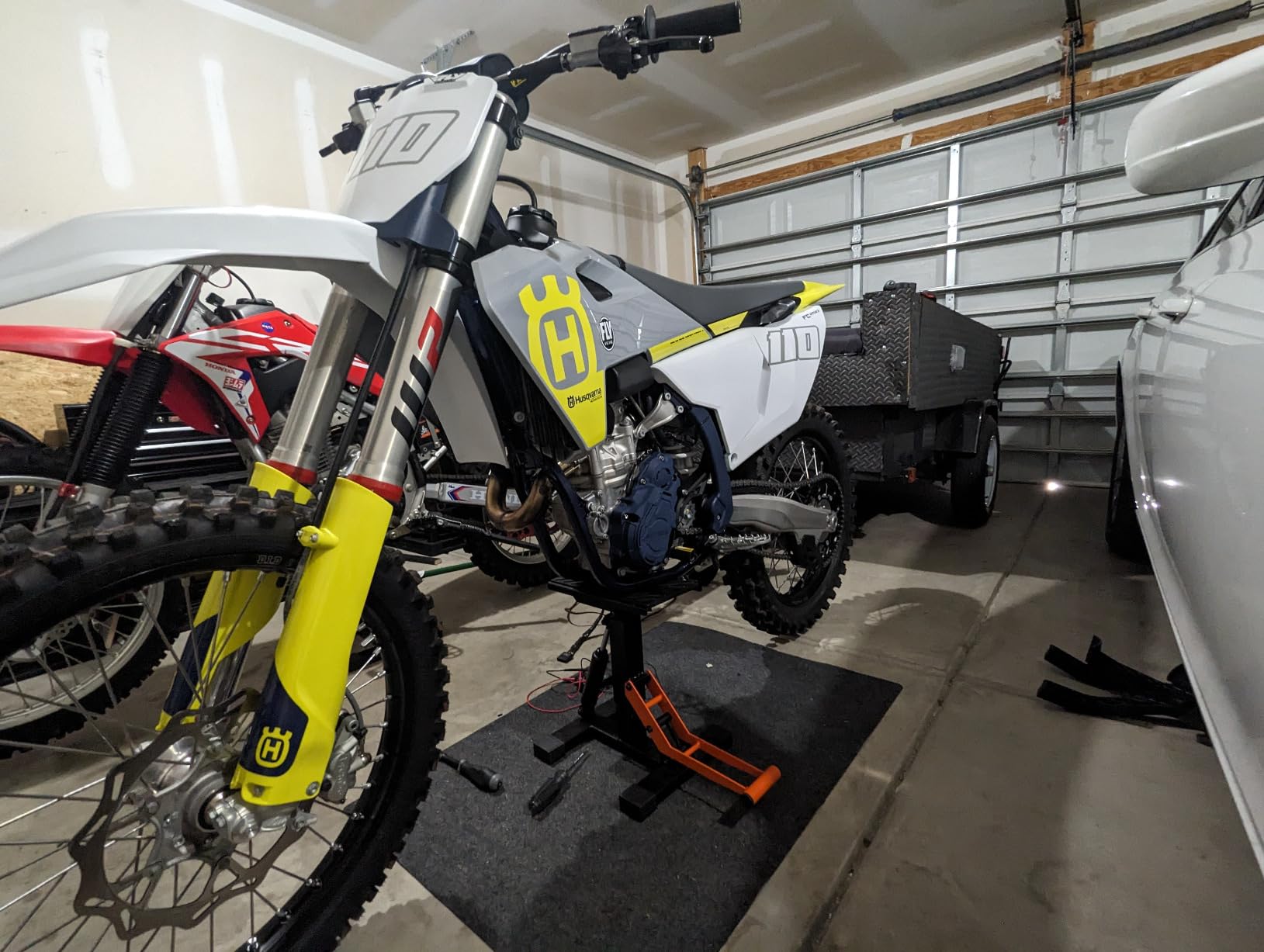 VEVOR Dirt Bike Lift Stand, Motorcycle Jack Lift Stand 440 lbs Capacity and Hydraulic Lift Operation, Adjustable Height Hoist Table, for Dirt Pit Bike Repair, Maintenance, Dirt Bike Accessories customer photo 1