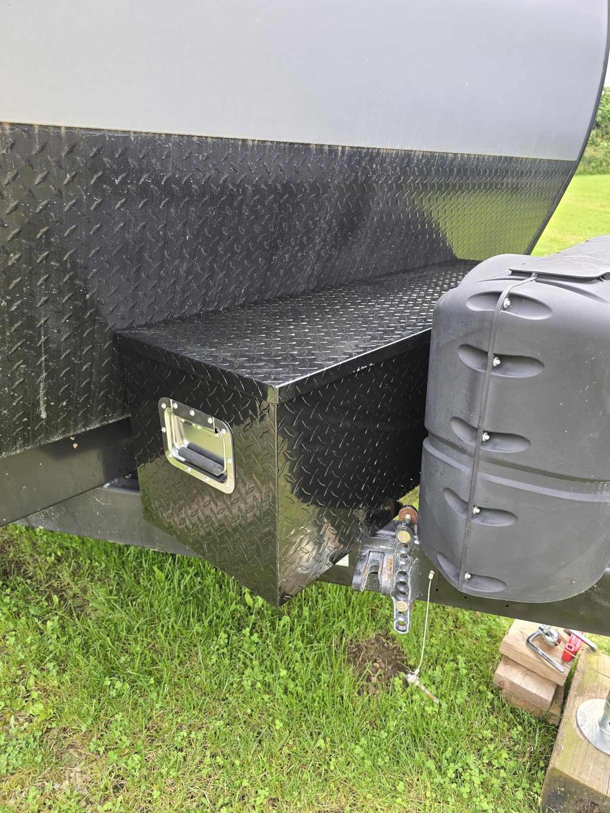 VEVOR Heavy Duty Aluminum Truck Bed Tool Box, Diamond Plate Tool Box with Side Handle and Lock Keys, 48