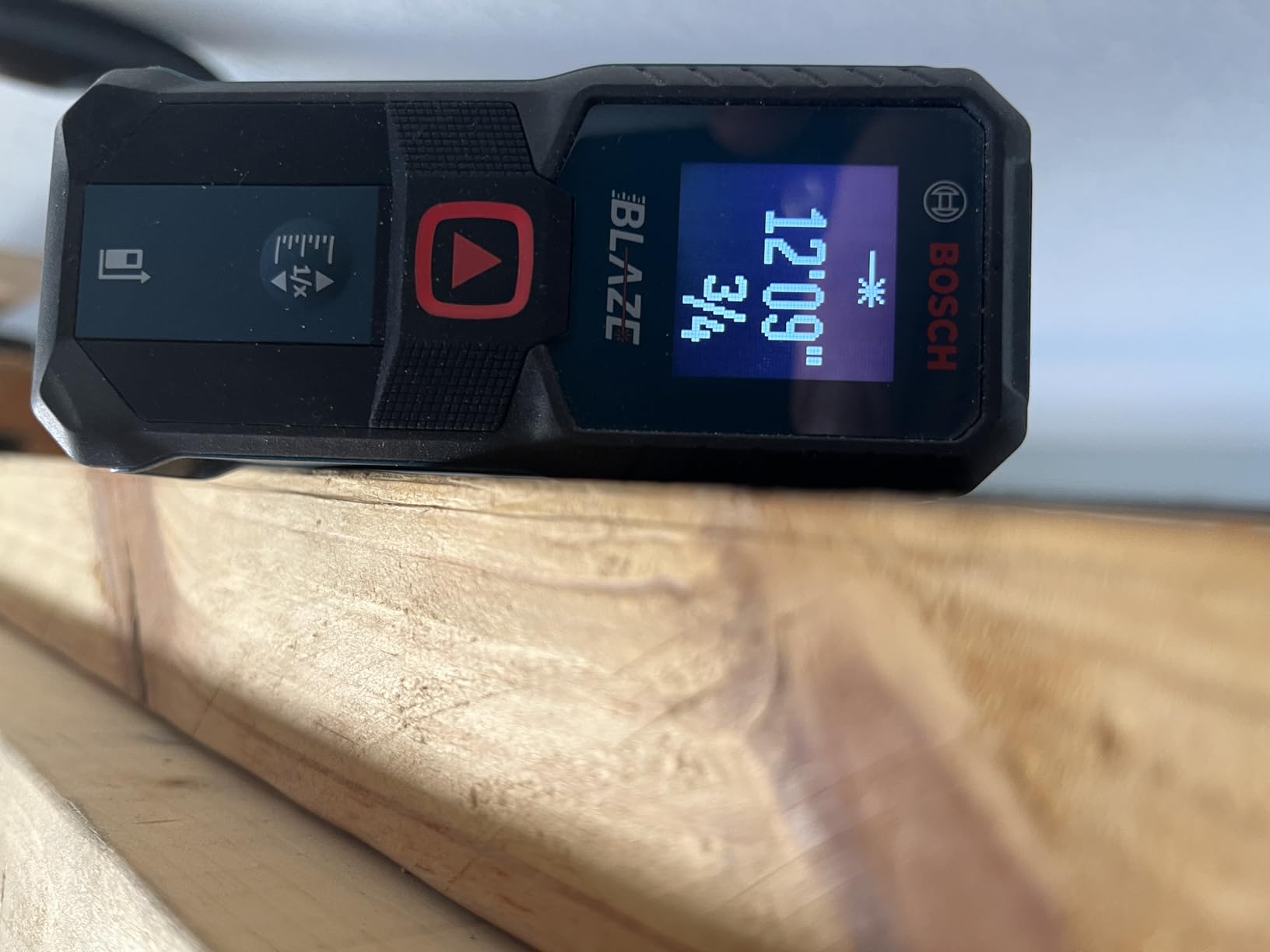 BOSCH GLM100-23 100 Ft Blaze Laser Distance Measure, Includes 2 AA Batteries customer photo 1