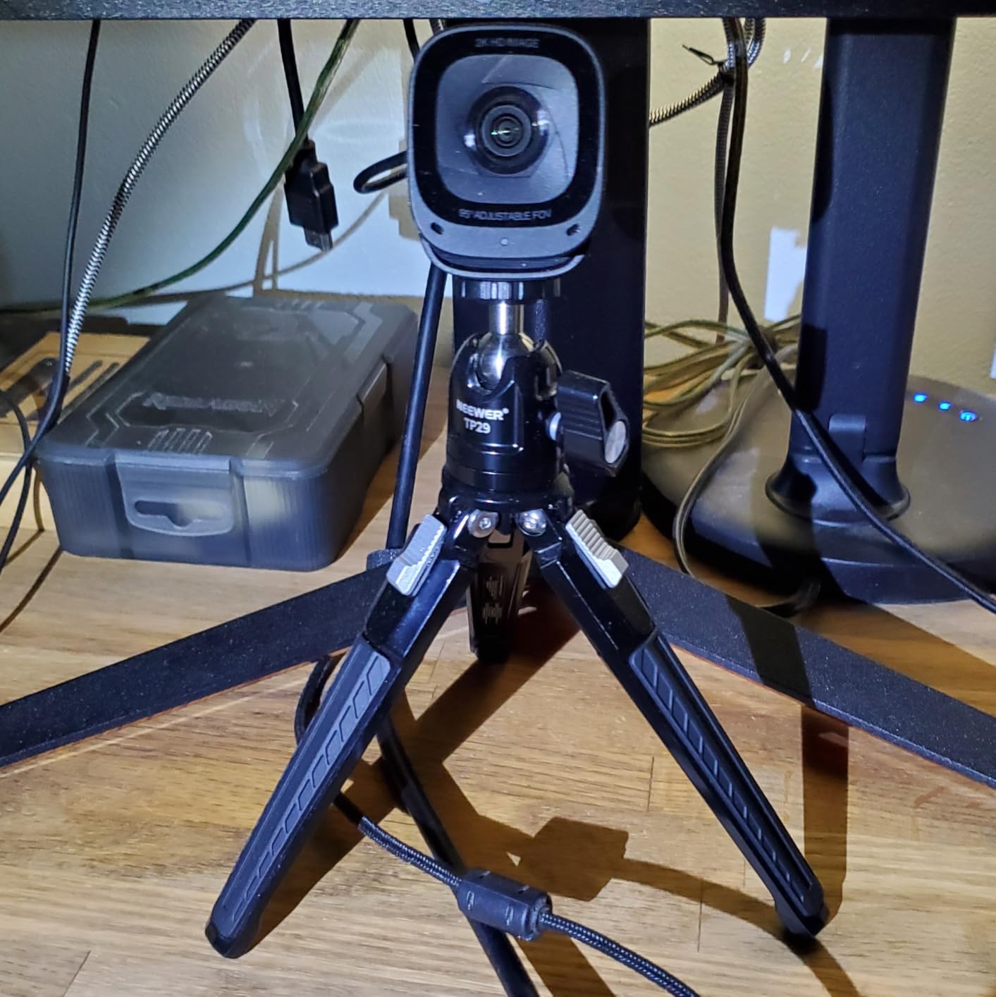 NEEWER Mini Metal Table Tripod with 360° Ball Head, Supports Vertical Recording and Handle, Portable Travel Tripod with 1/4 Inch Screw for Camera Mobile Phone Action Cam, Max. Load 3 kg, TP29 customer photo 2