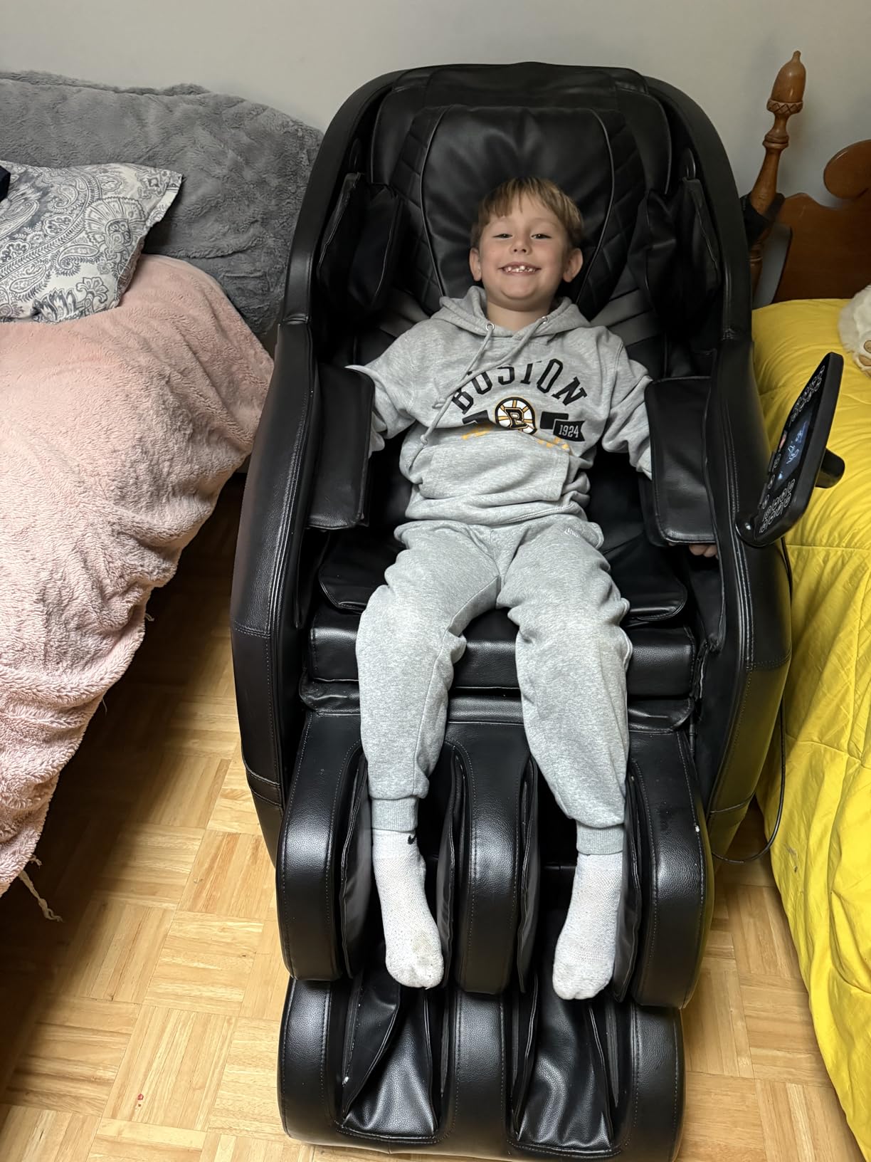 Massage Chair Full Body with Heat, Full Body Zero Gravity Shiatsu Massage Chair, Kneading Recliner w/ 20 Auto Modes, Foot Massage, Bluetooth, USB Charging Port, Touch Screen Controller customer photo 1