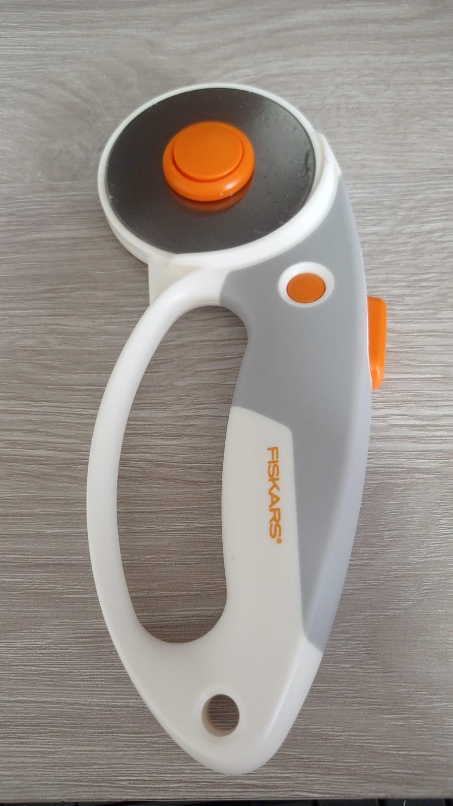 Fiskars 60mm Rotary Cutter for Fabric with Ergonomic Loop Grip And Comfort Handle, Titanium Rotary Fabric Cutter for Thick Materials customer photo 2