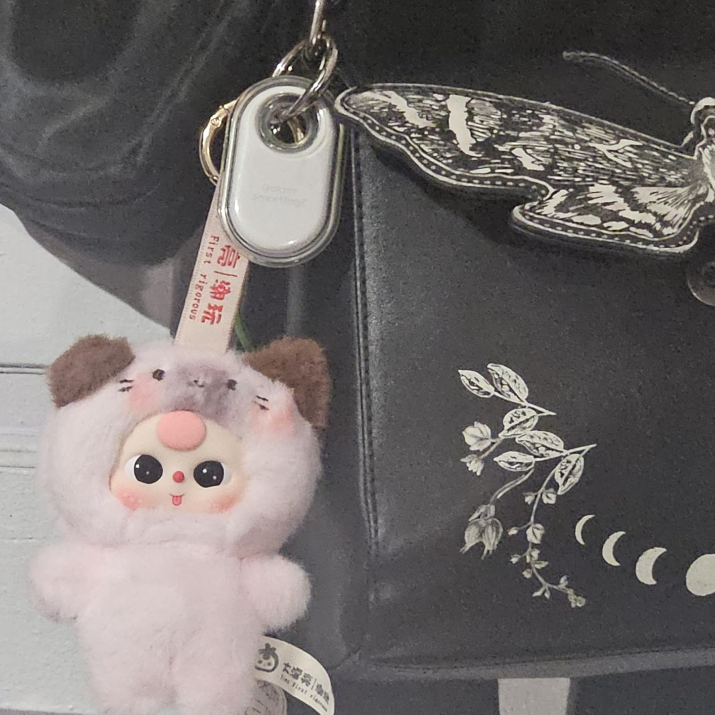 Galaxy SmartTag2, Bluetooth Tracker, Locator Tracking Device, Item Finder for Keys, Wallet, Luggage, Use w/Phones Tablets Android 11 or Later, 2023, 4 Pack, 2 Black, 2 White customer photo 1